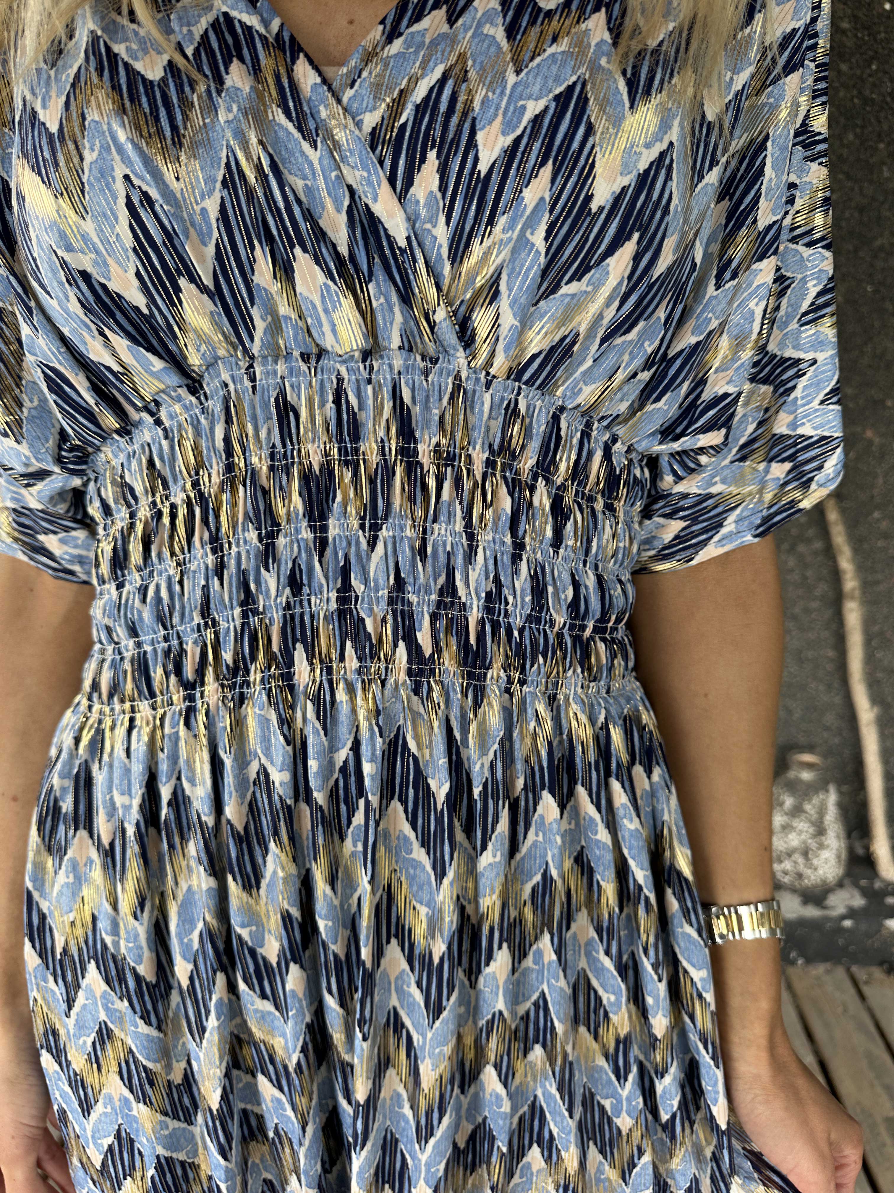 Pams Zigzag Short - Elastisk mønstret kjole med guld detaljer