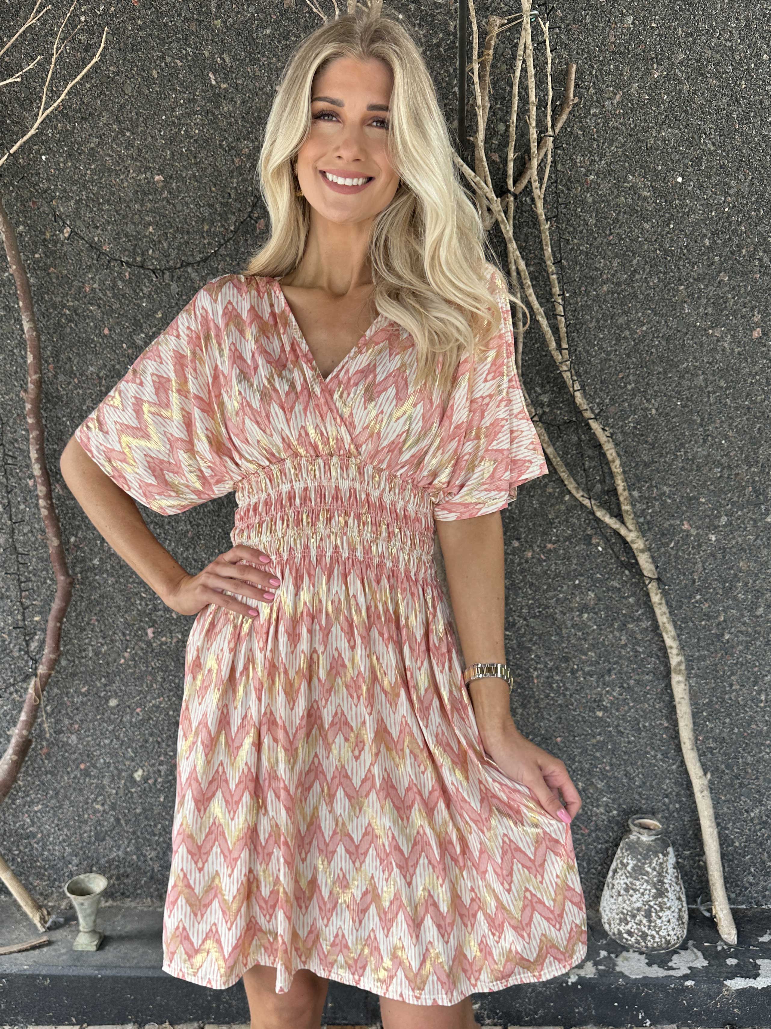 Pams Zigzag Short - Elastisk mønstret kjole med guld detaljer