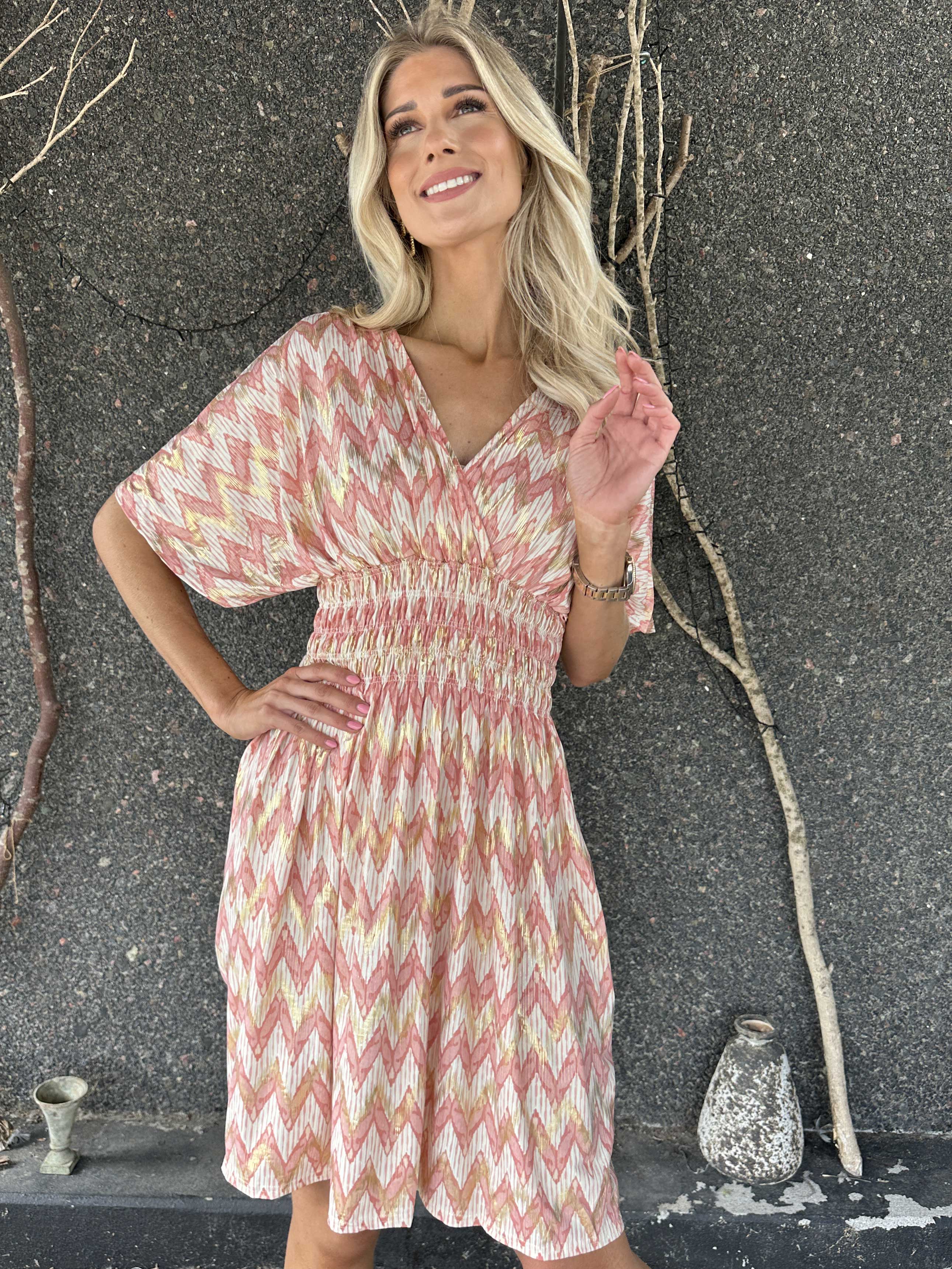 Pams Zigzag Short - Elastisk mønstret kjole med guld detaljer