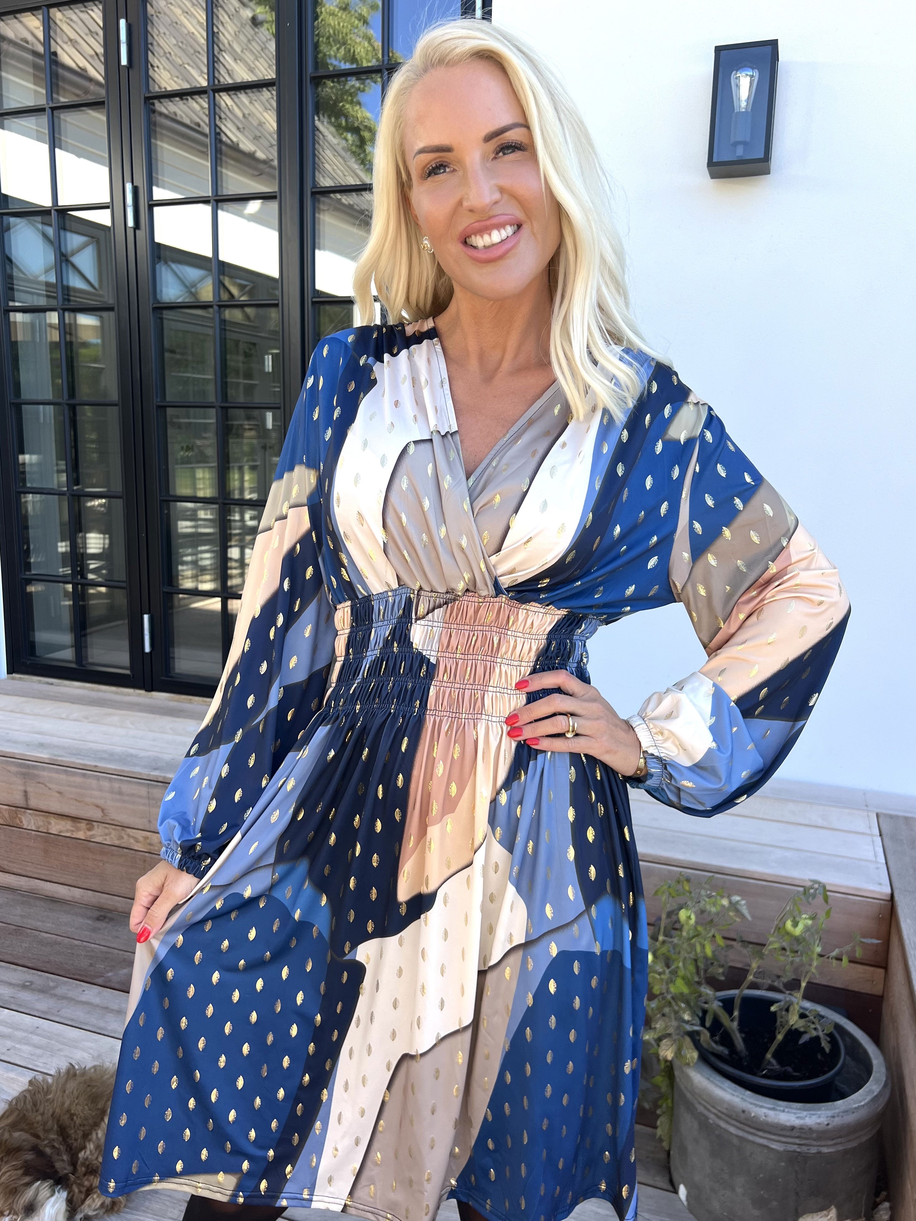 Pams Abstract Short L/S - Elastisk flerfarvet kjole med guld detaljer