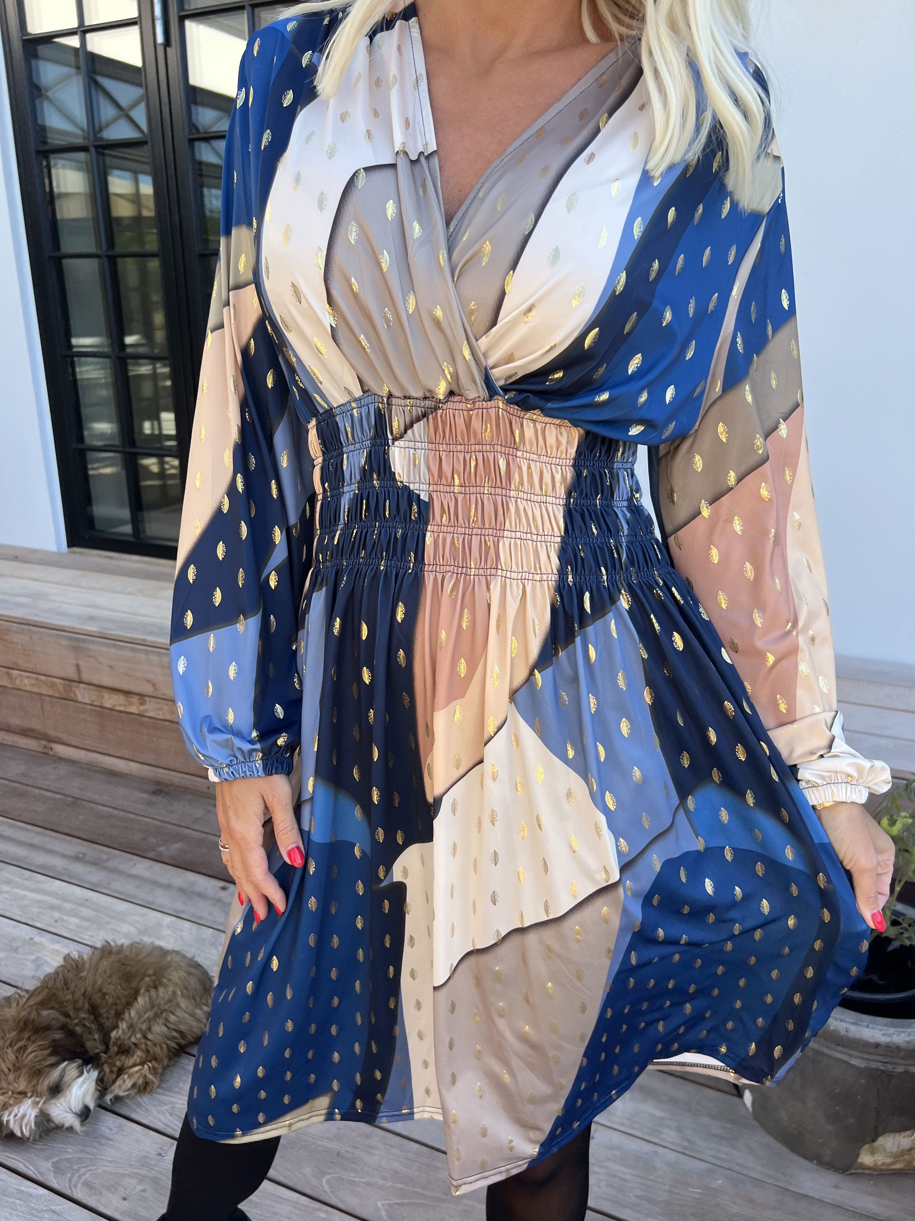 Pams Abstract Short L/S - Elastisk flerfarvet kjole med guld detaljer