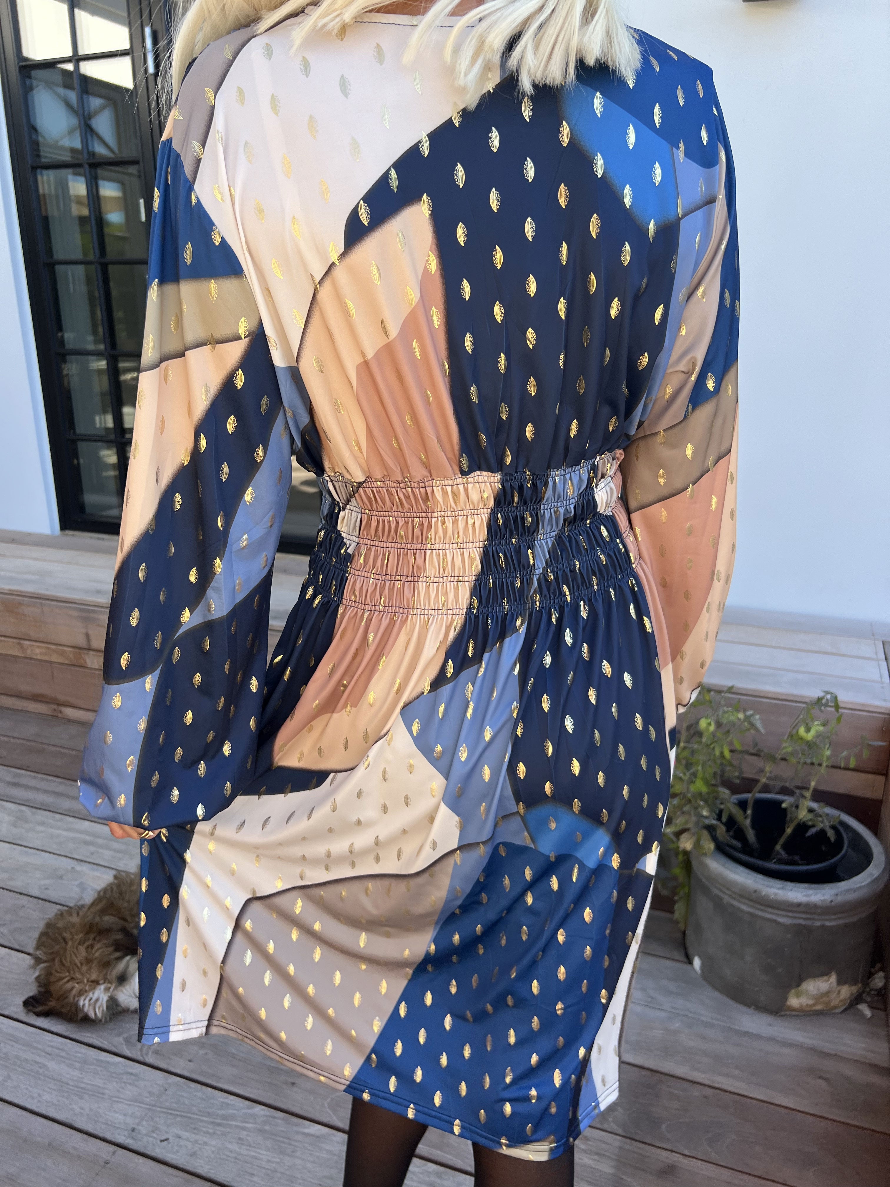 Pams Abstract Short L/S - Elastisk flerfarvet kjole med guld detaljer