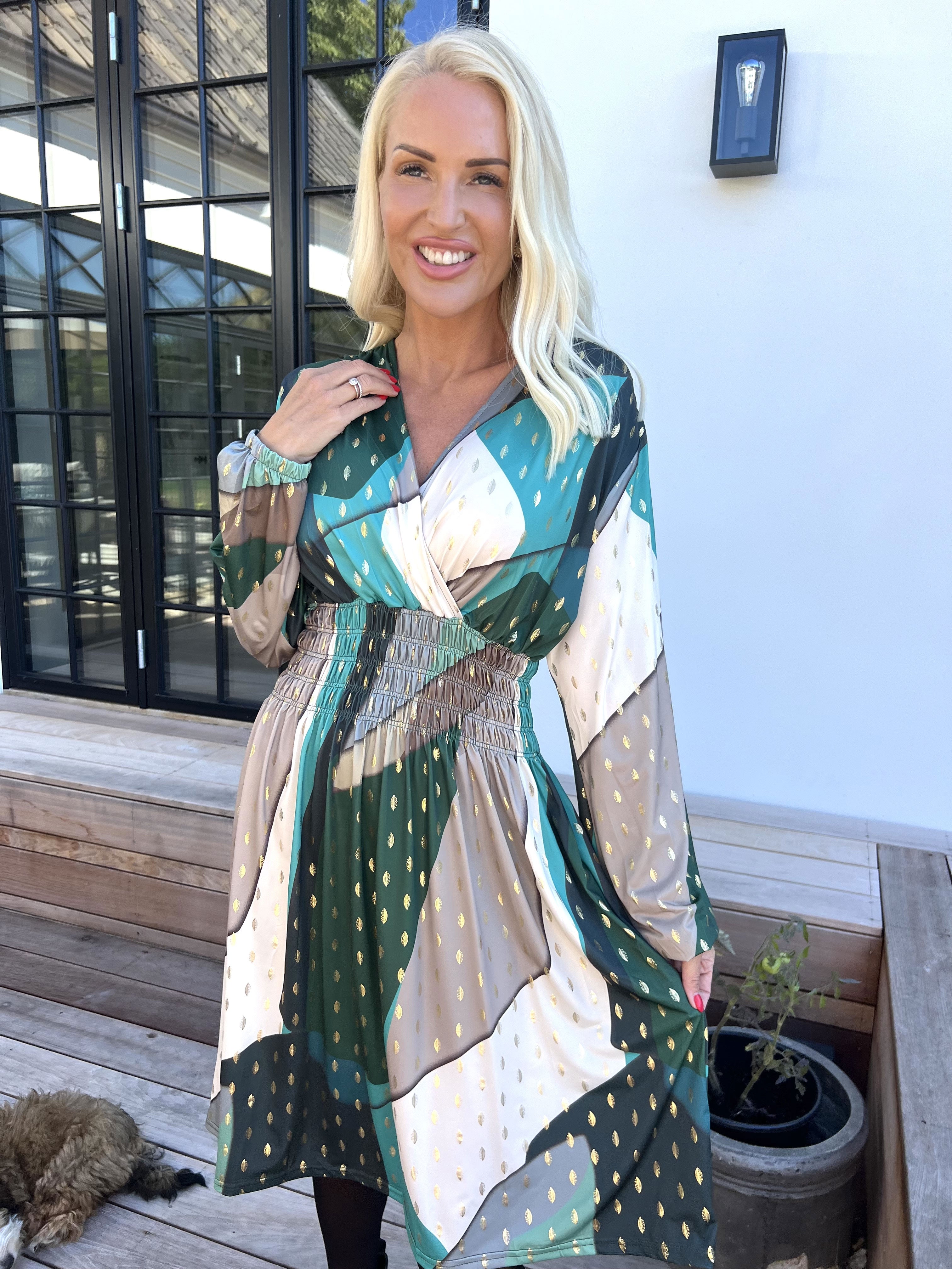 Pams Abstract Short L/S - Elastisk flerfarvet kjole med guld detaljer