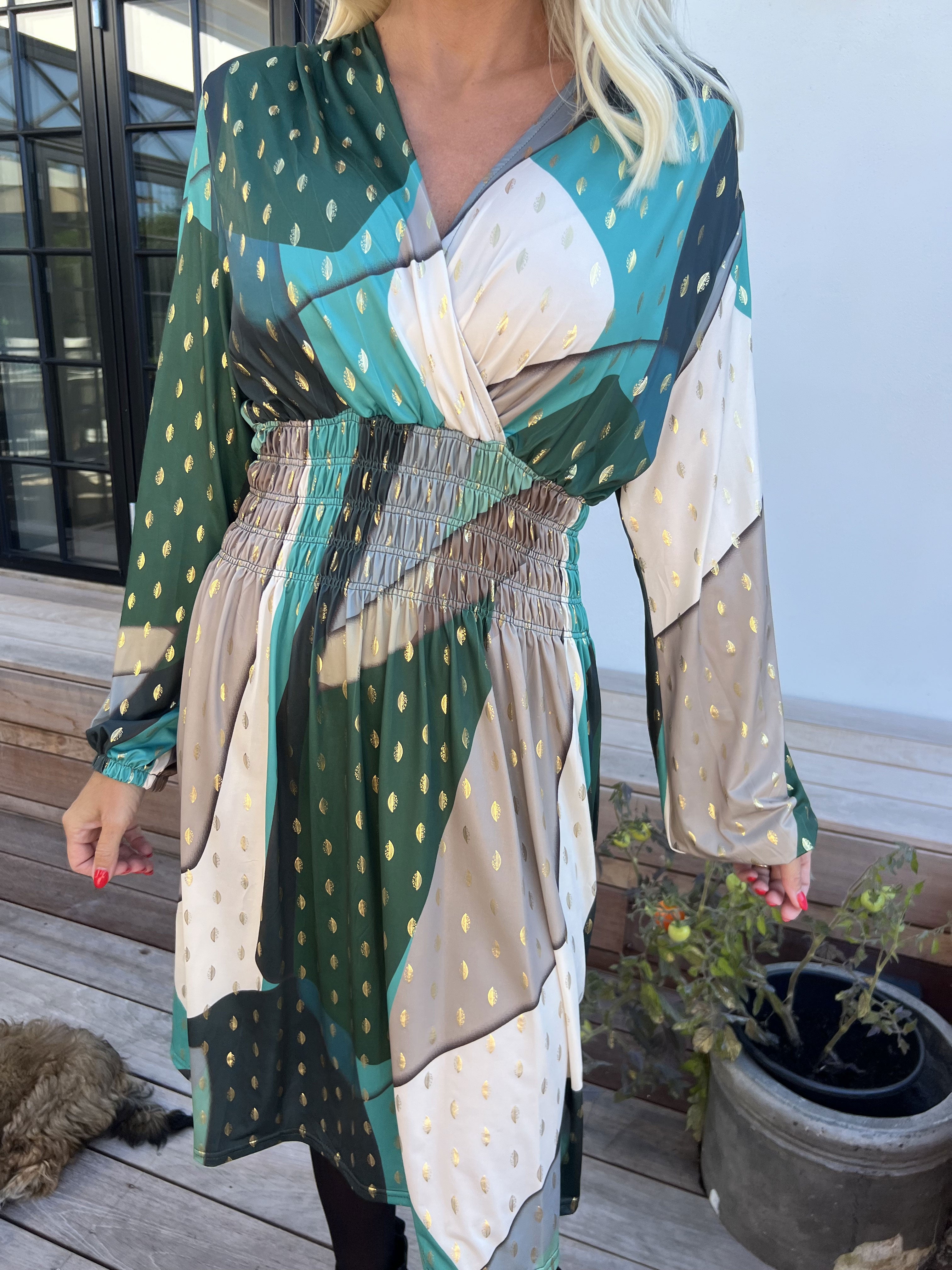 Pams Abstract Short L/S - Elastisk flerfarvet kjole med guld detaljer