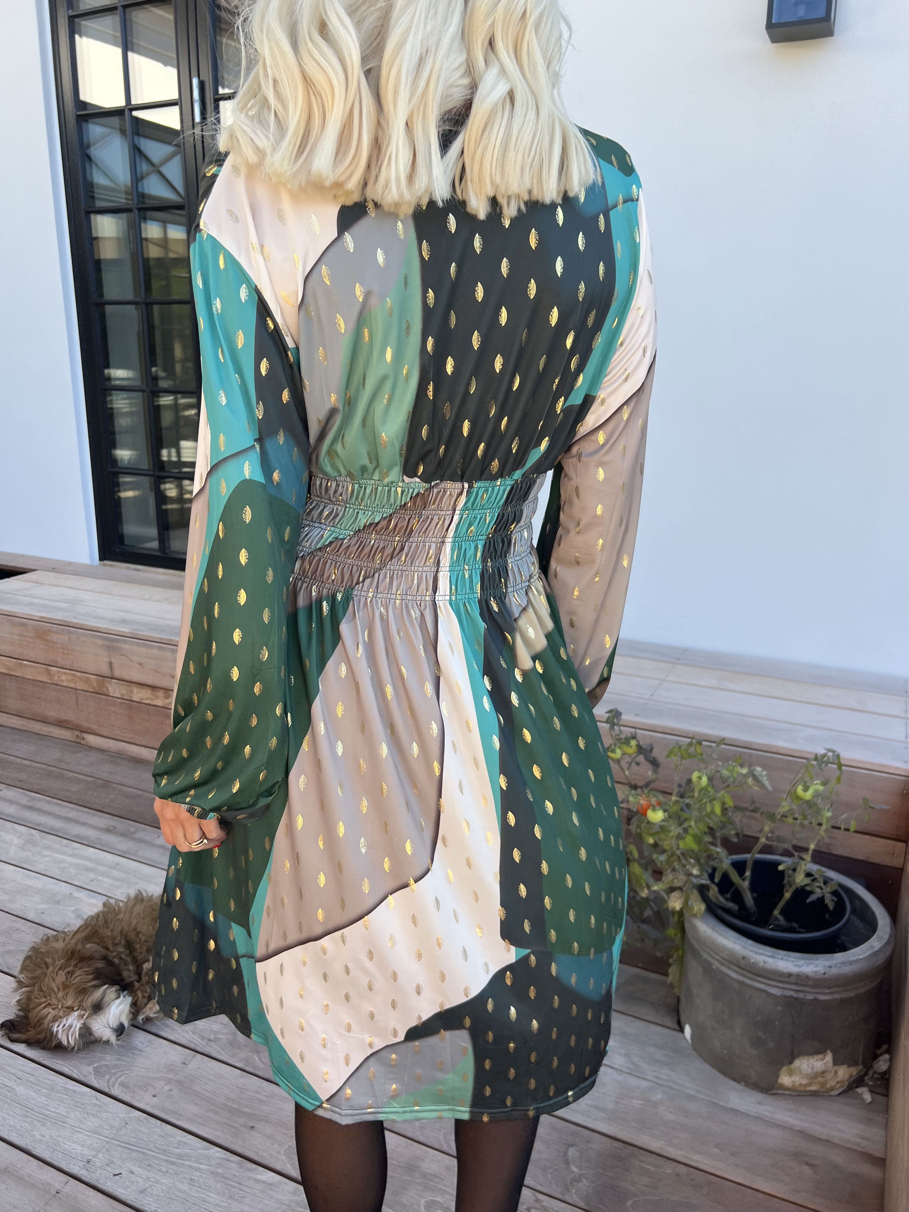 Pams Abstract Short L/S - Elastisk flerfarvet kjole med guld detaljer