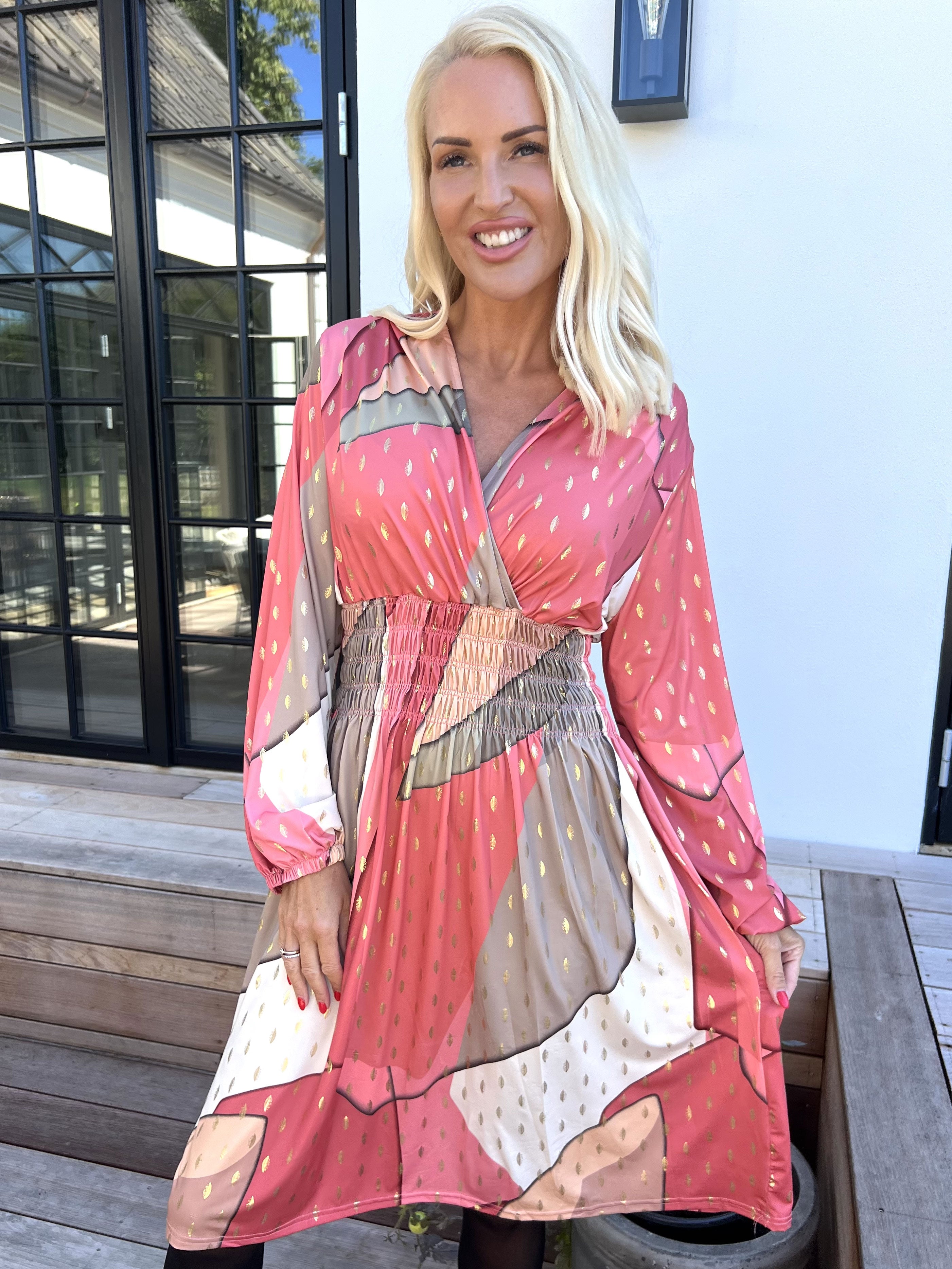 Pams Abstract Short L/S - Elastisk flerfarvet kjole med guld detaljer