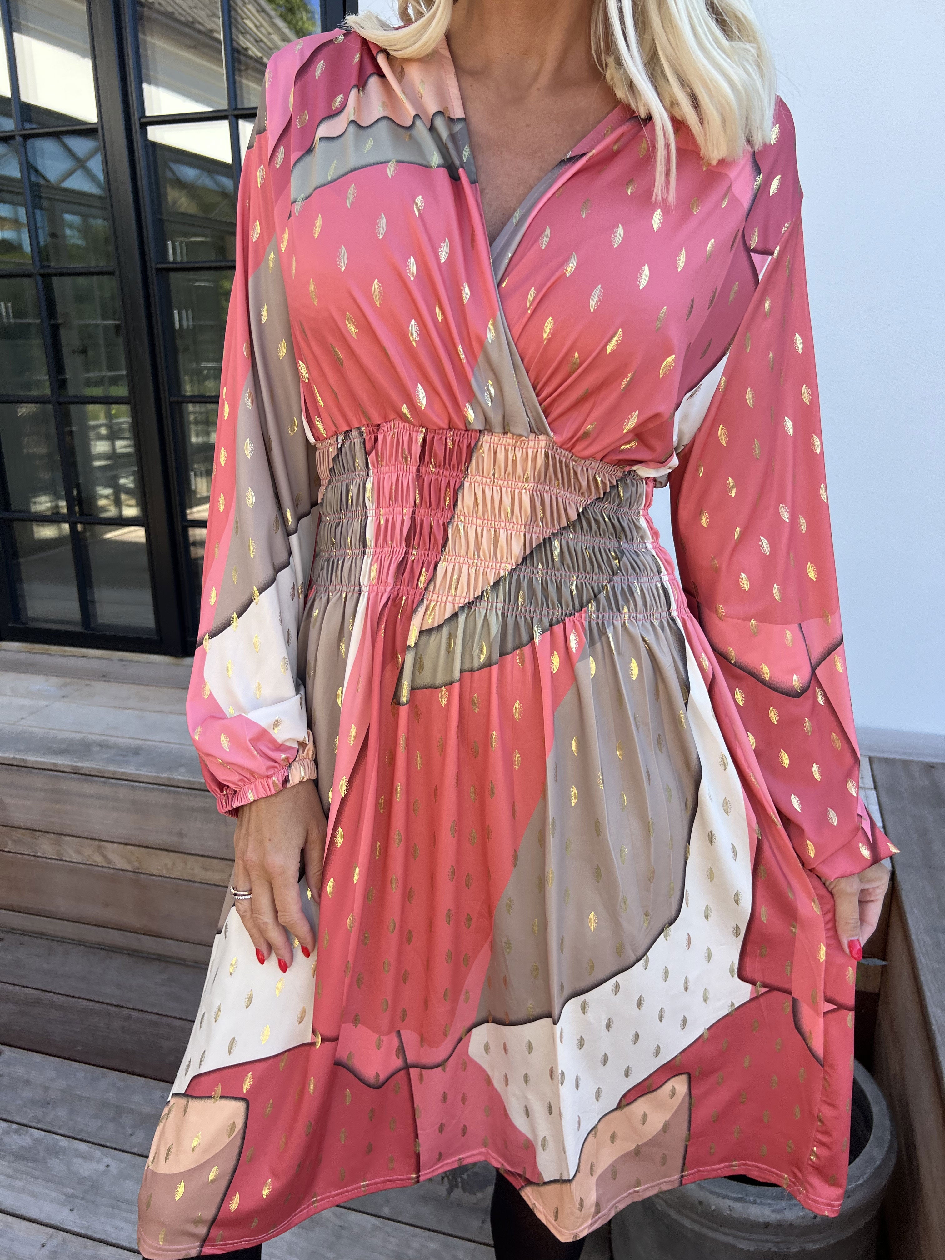 Pams Abstract Short L/S - Elastisk flerfarvet kjole med guld detaljer