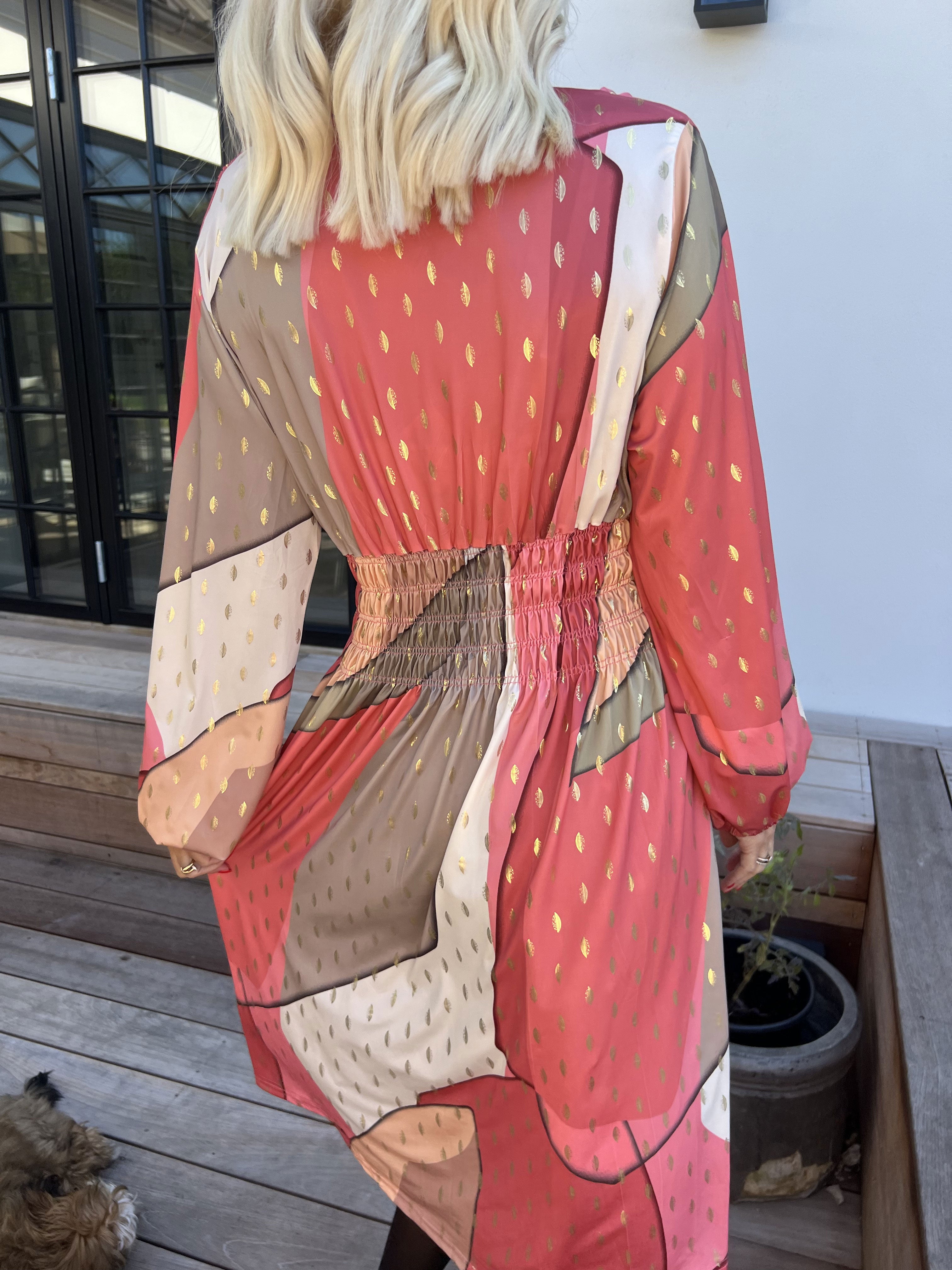 Pams Abstract Short L/S - Elastisk flerfarvet kjole med guld detaljer