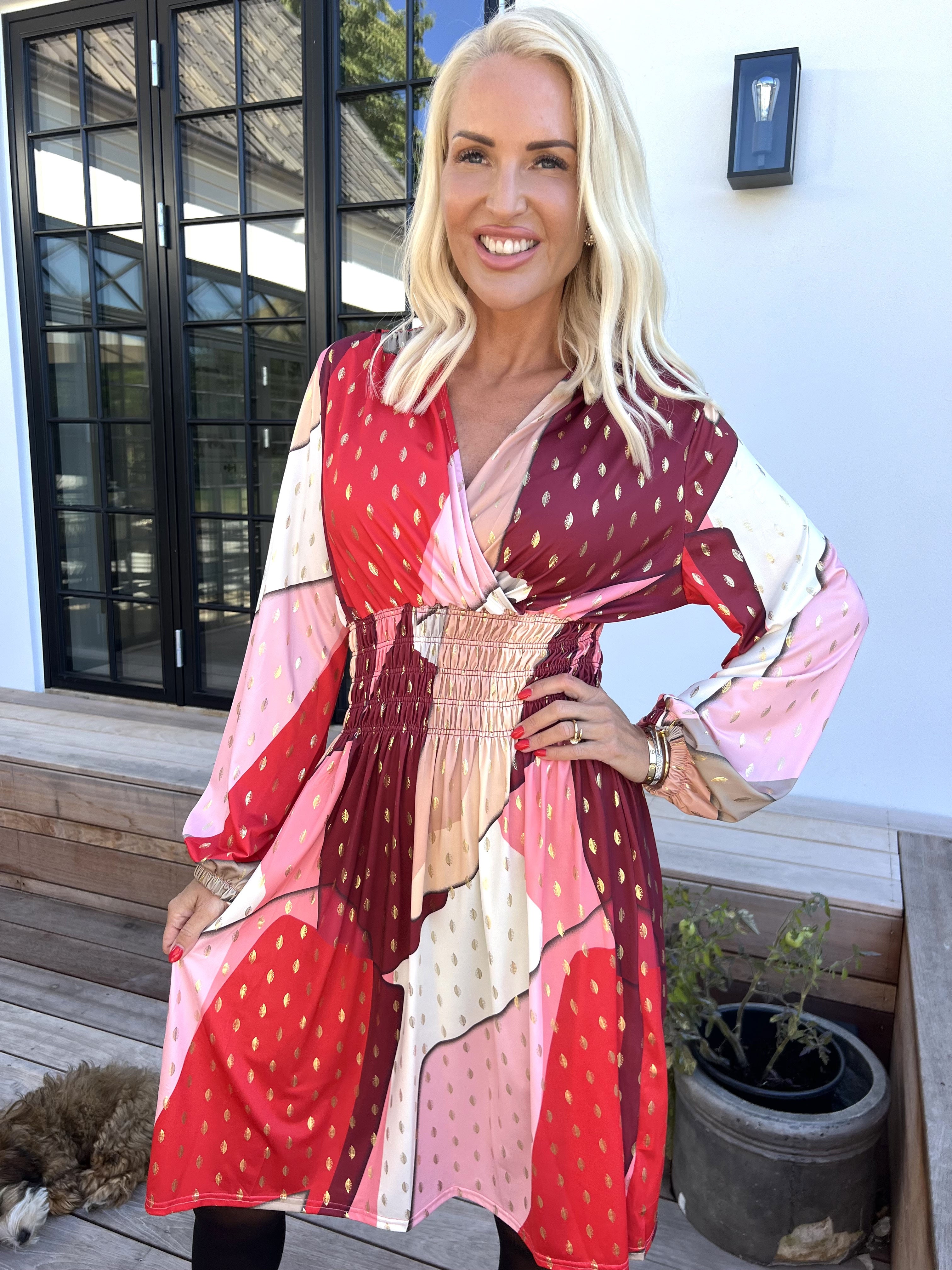 Pams Abstract Short L/S - Elastisk flerfarvet kjole med guld detaljer