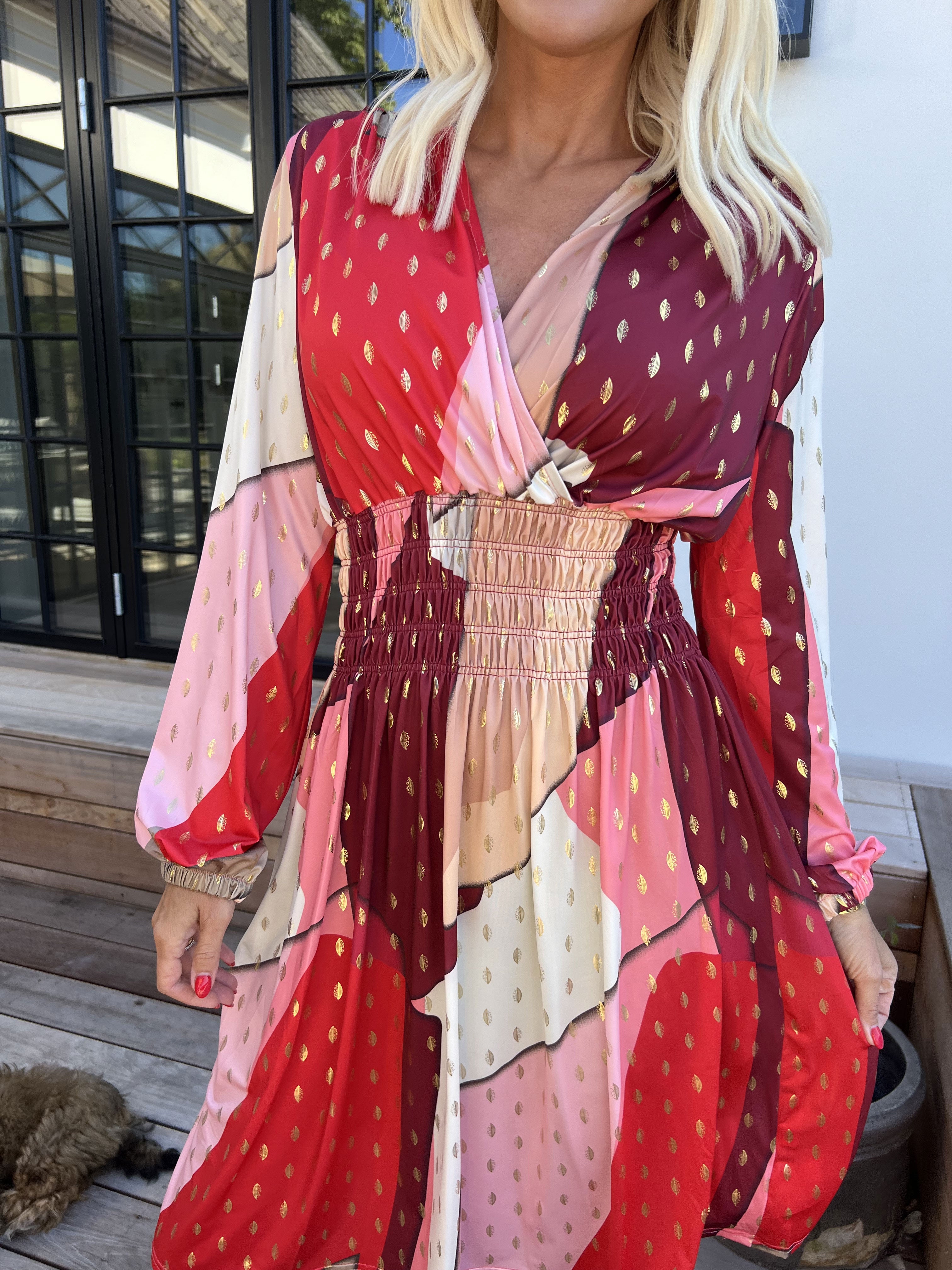 Pams Abstract Short L/S - Elastisk flerfarvet kjole med guld detaljer