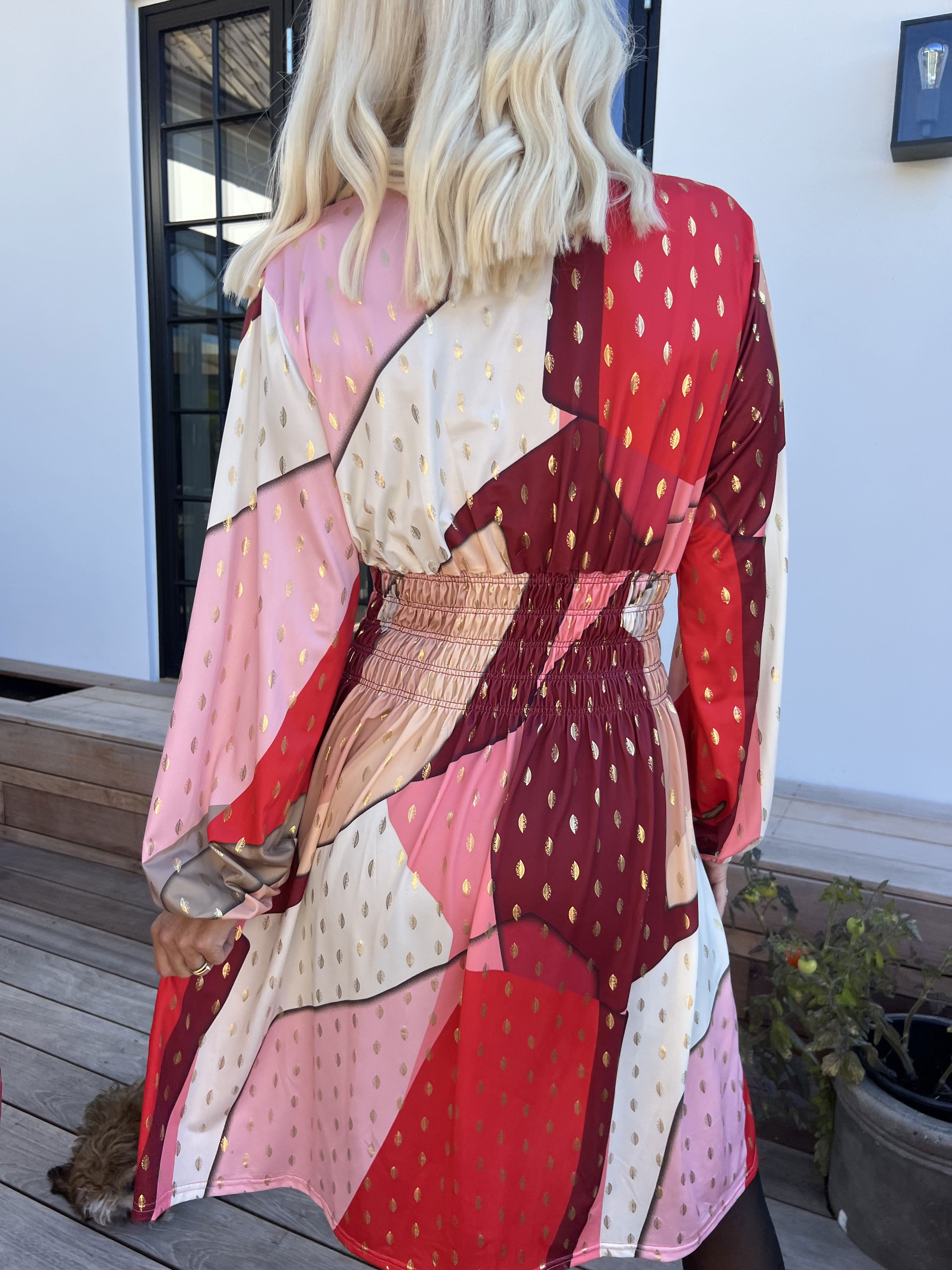 Pams Abstract Short L/S - Elastisk flerfarvet kjole med guld detaljer