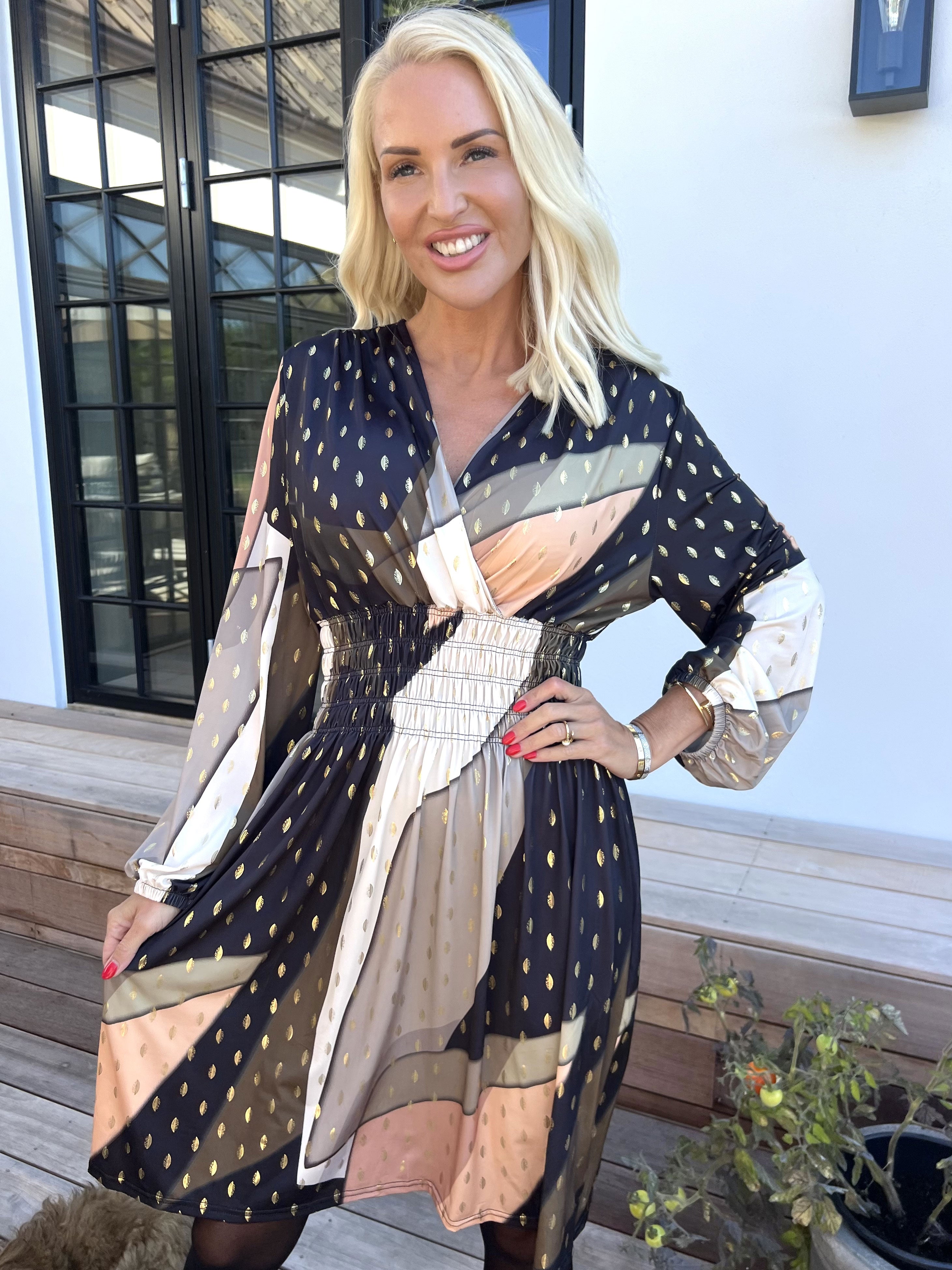 Pams Abstract Short L/S - Elastisk flerfarvet kjole med guld detaljer