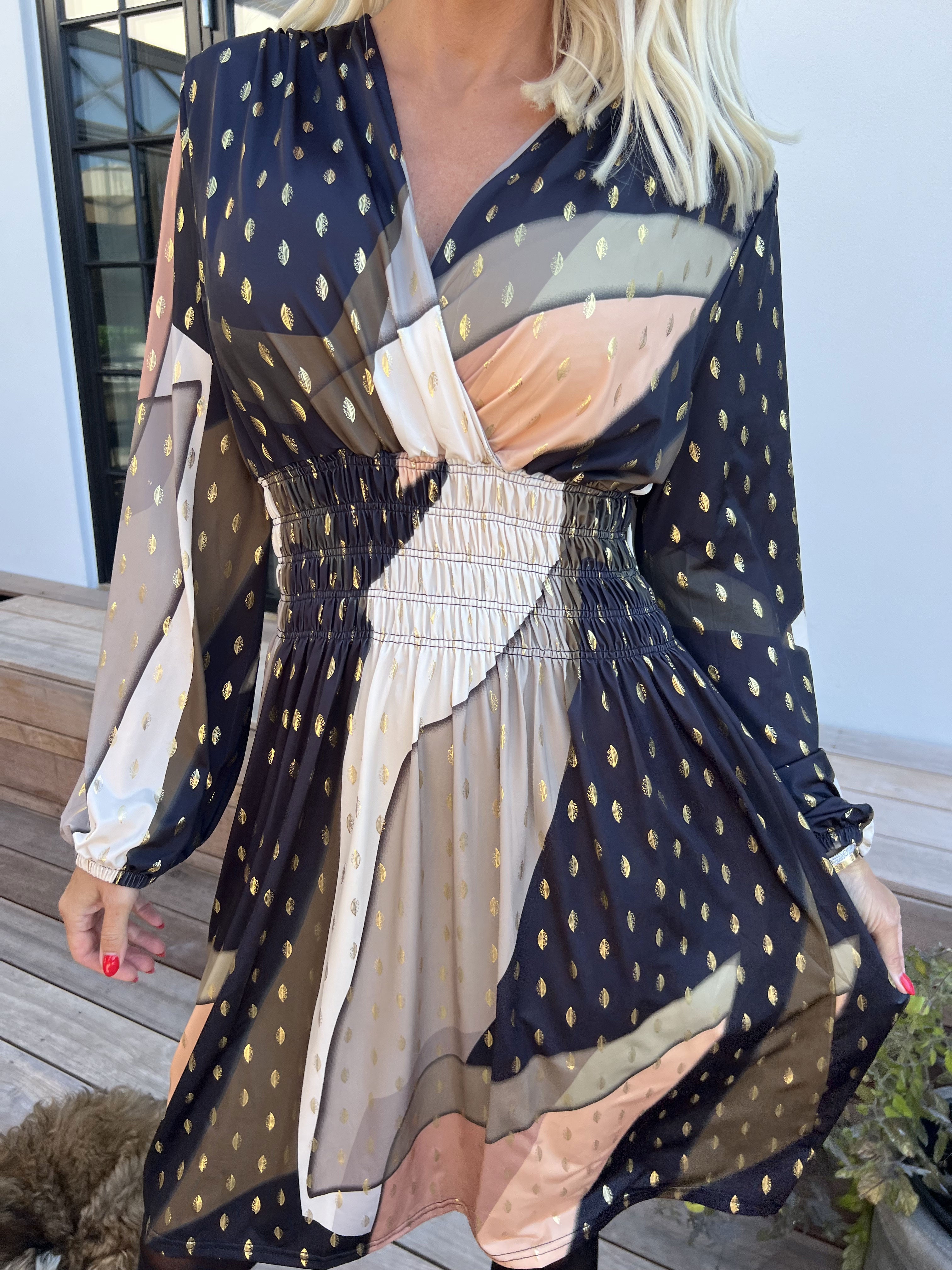 Pams Abstract Short L/S - Elastisk flerfarvet kjole med guld detaljer