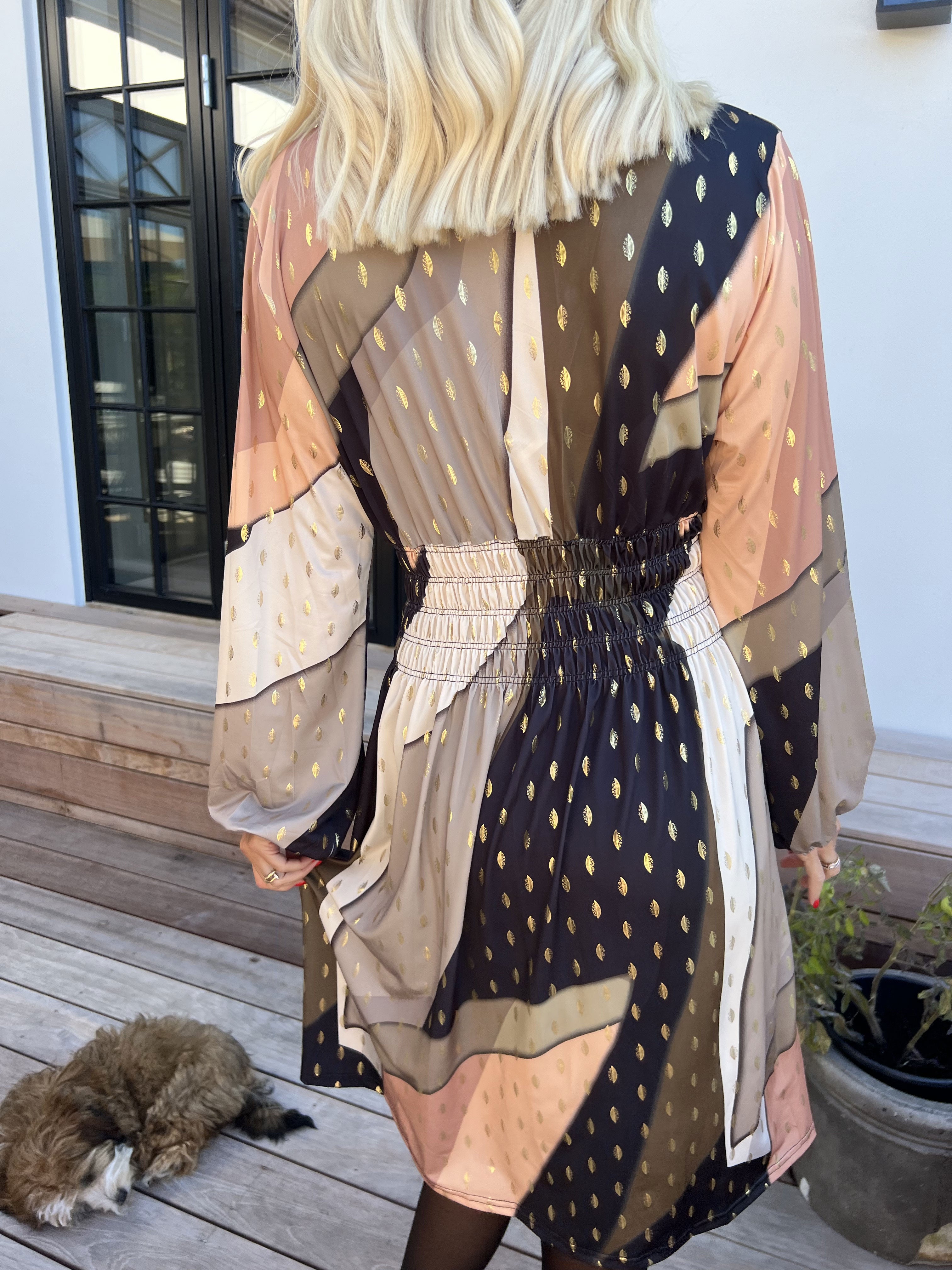 Pams Abstract Short L/S - Elastisk flerfarvet kjole med guld detaljer
