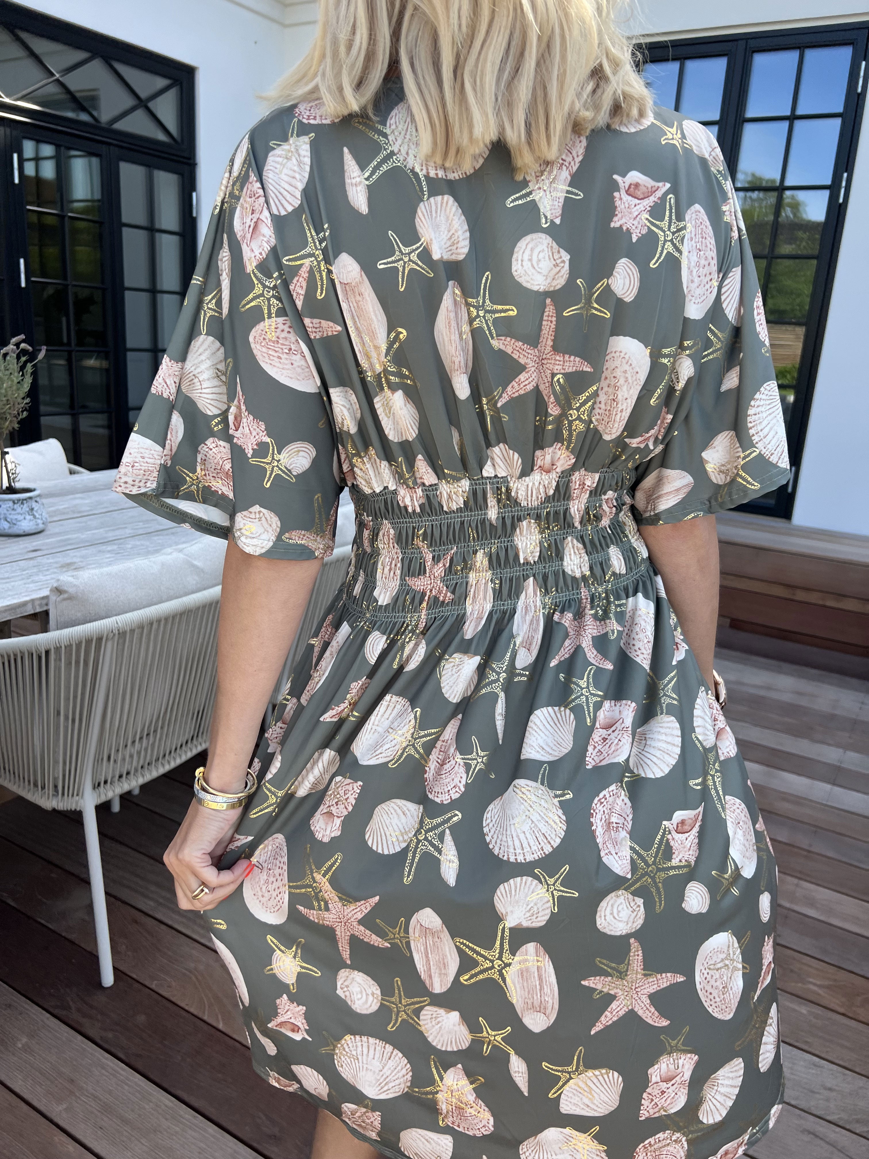 Pams Beach Short - Elastisk kjole med muslinge motiver