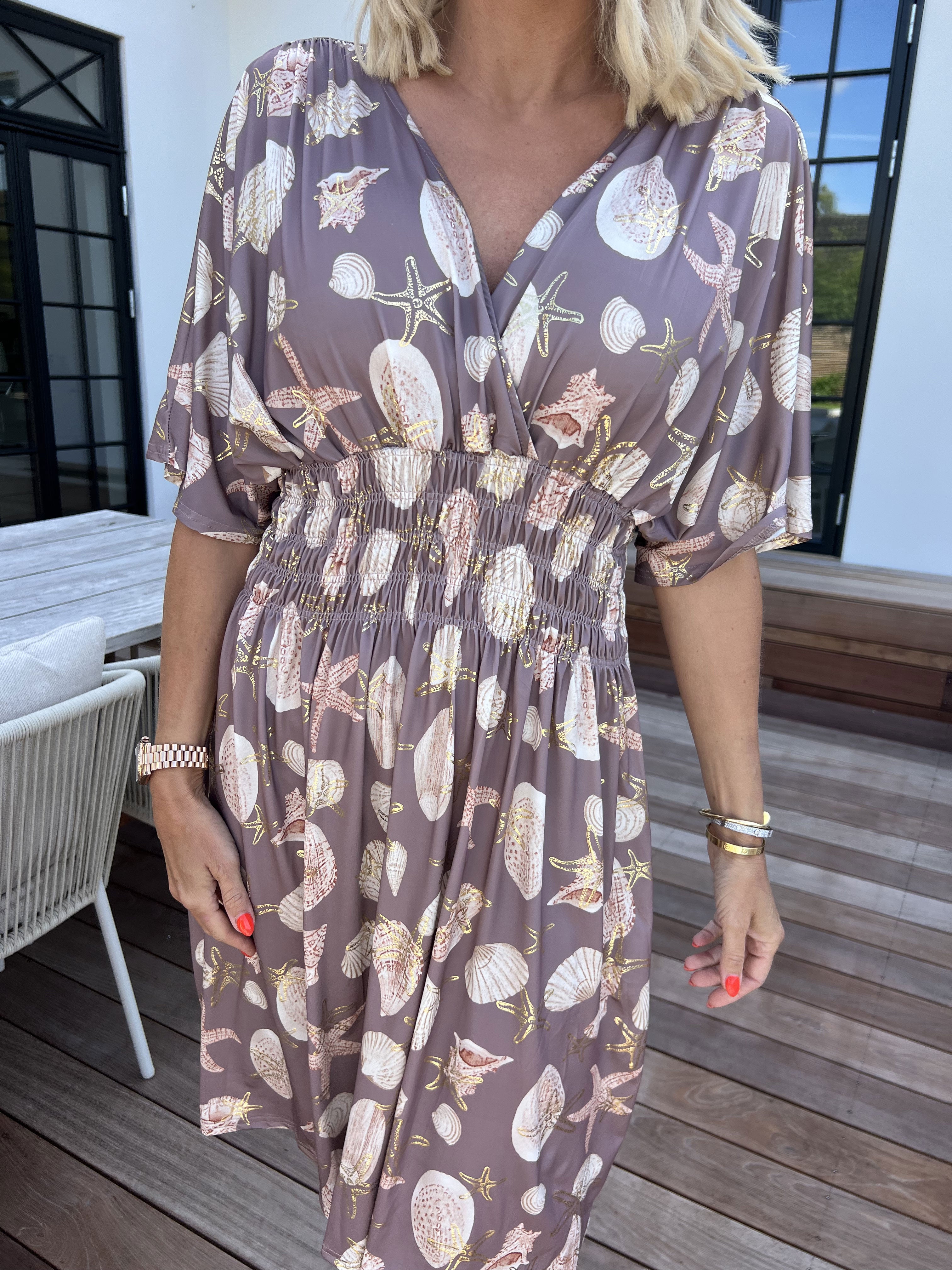 Pams Beach Short - Elastisk kjole med muslinge motiver