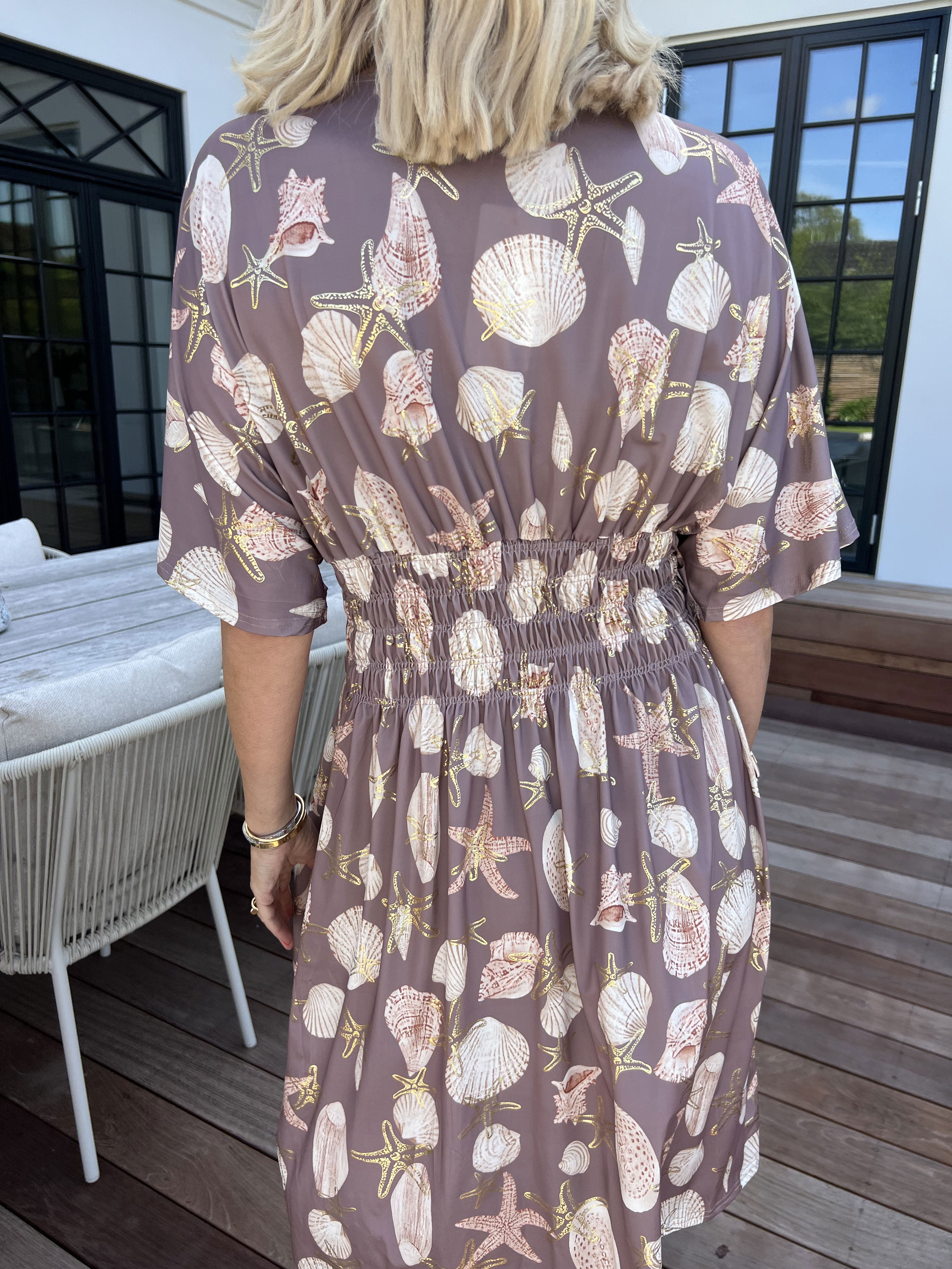 Pams Beach Short - Elastisk kjole med muslinge motiver