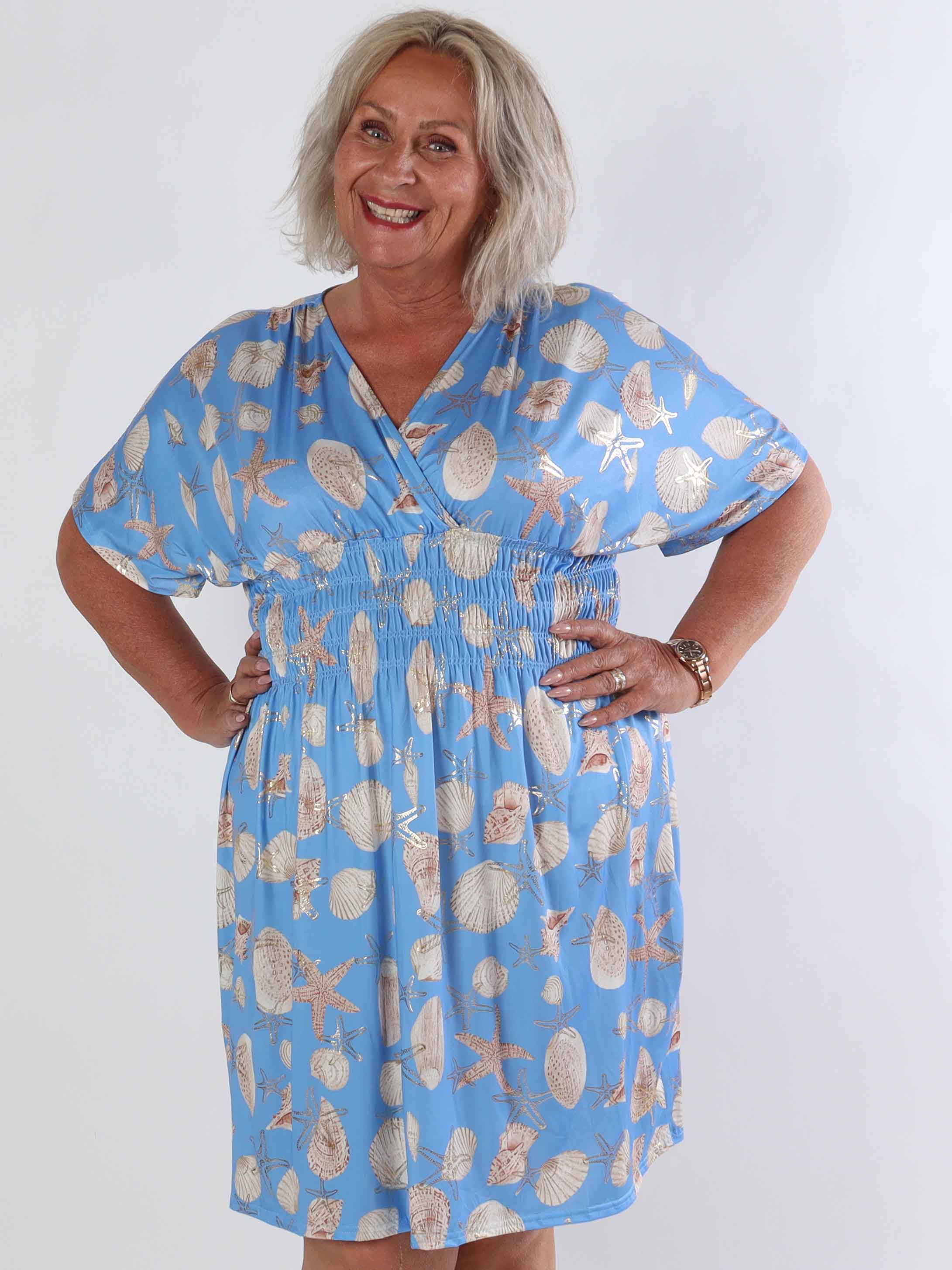 Pams Beach Short - Elastisk plus size kjole med muslinge motiver