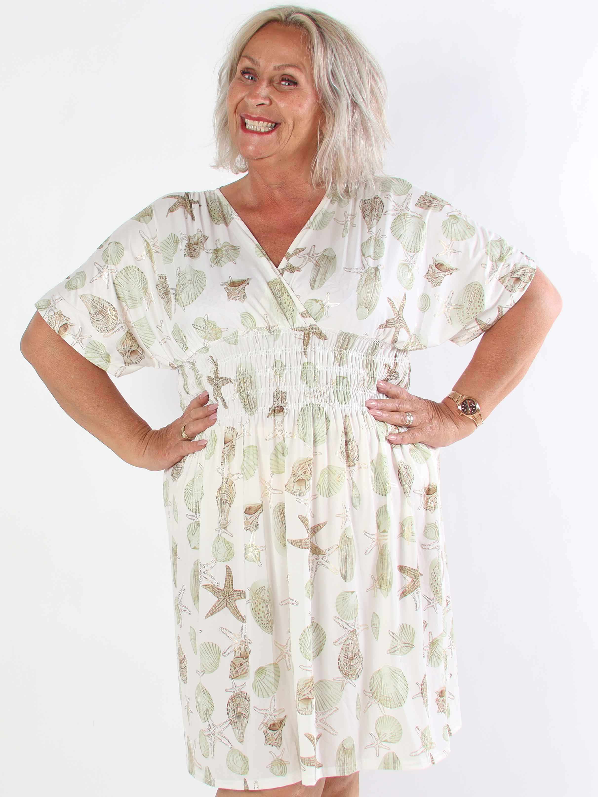 Pams Beach Short - Elastisk plus size kjole med muslinge motiver