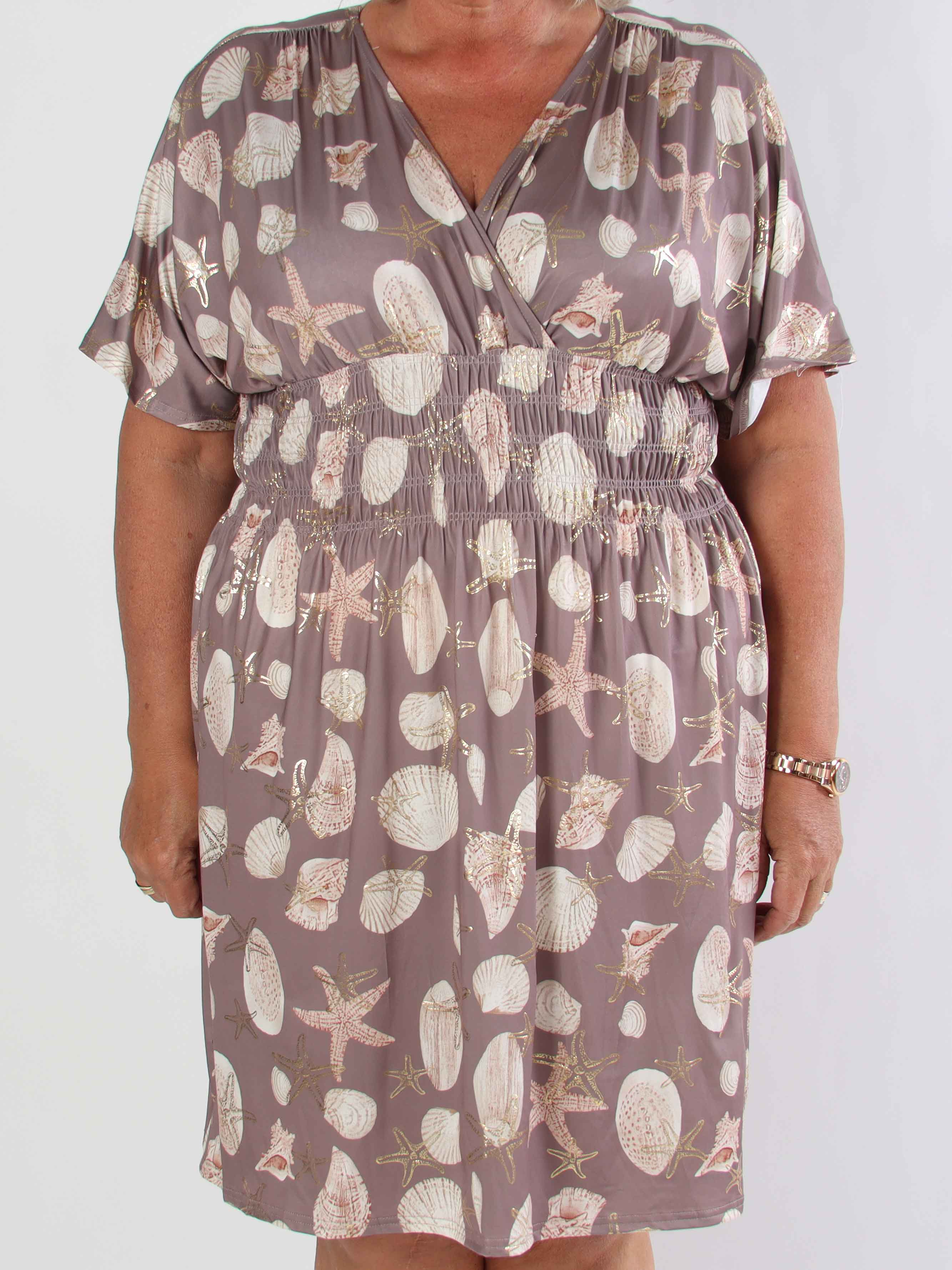 Pams Beach Short - Elastisk plus size kjole med muslinge motiver