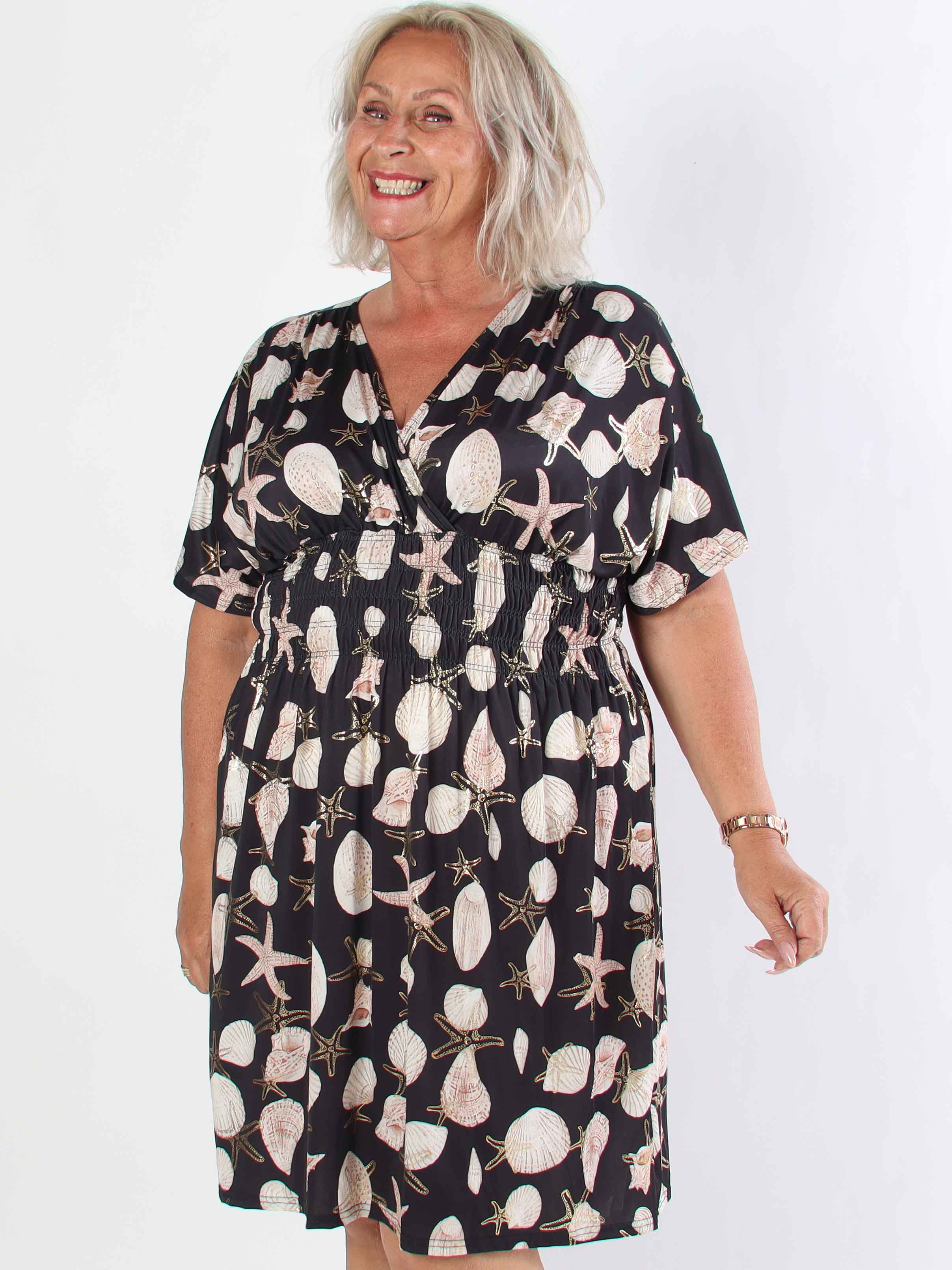 Pams Beach Short - Elastisk plus size kjole med muslinge motiver