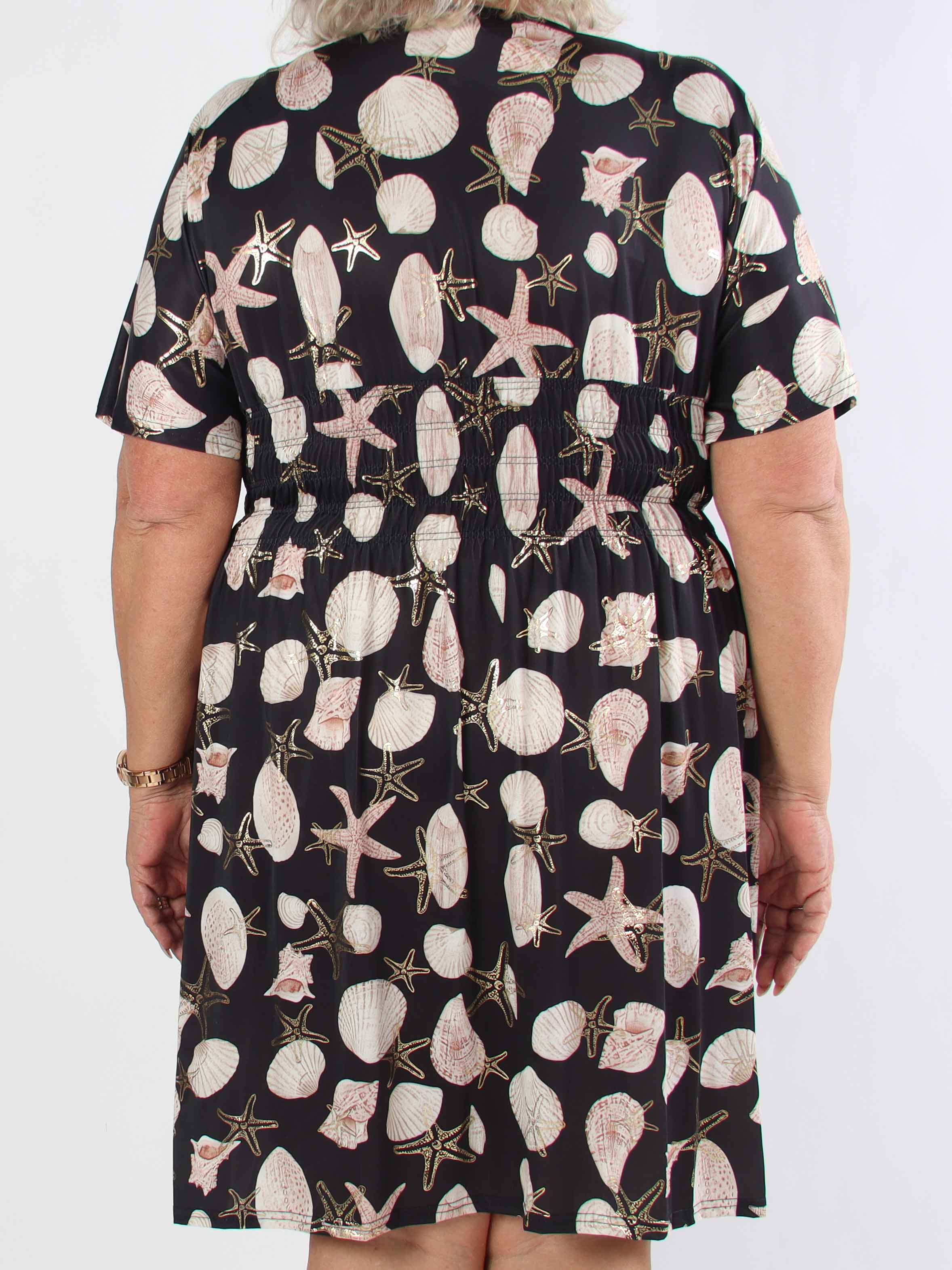 Pams Beach Short - Elastisk plus size kjole med muslinge motiver
