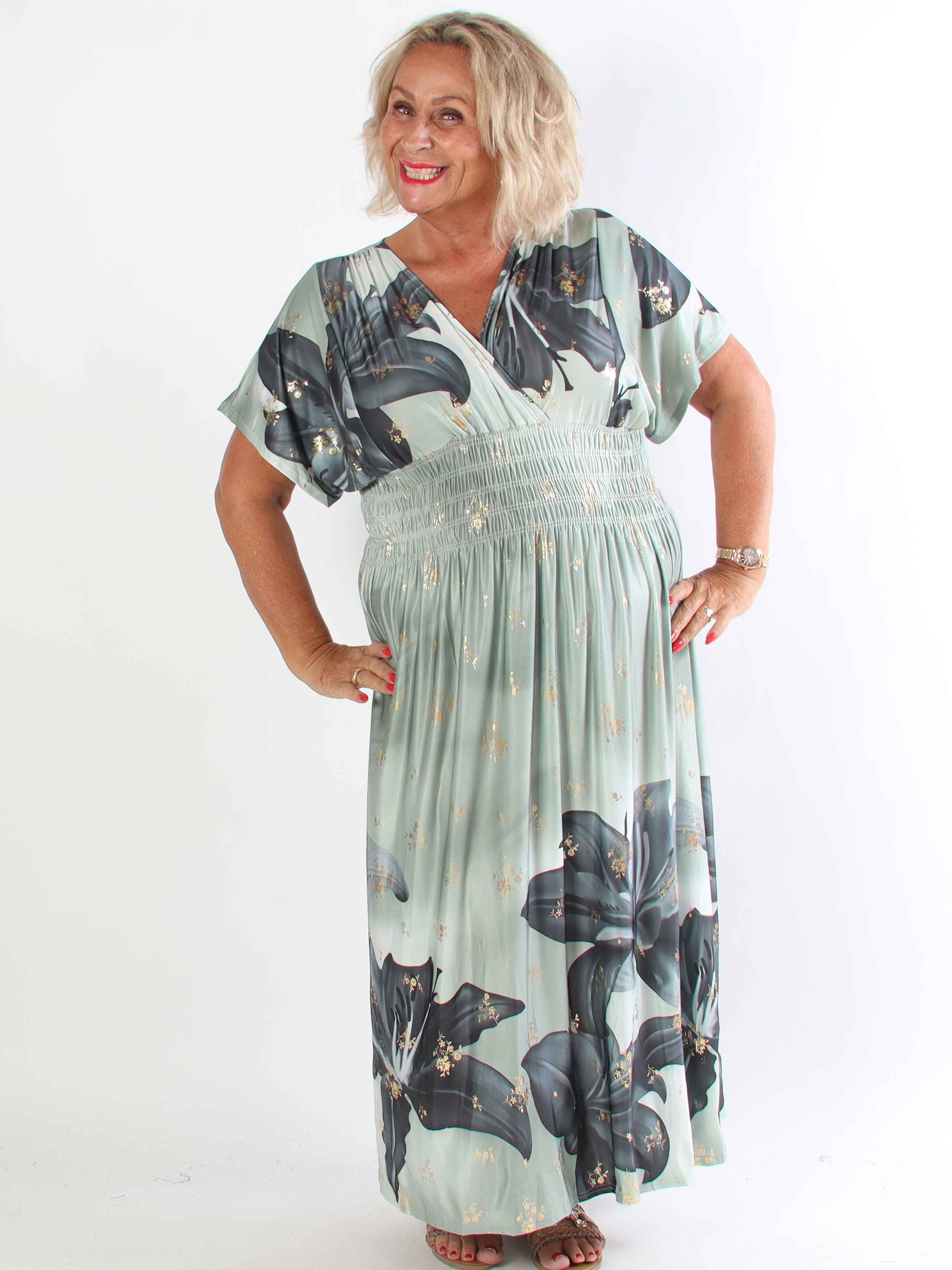 Pams Big Lily - Elastisk plus size kjole med store liljer og guld detaljer