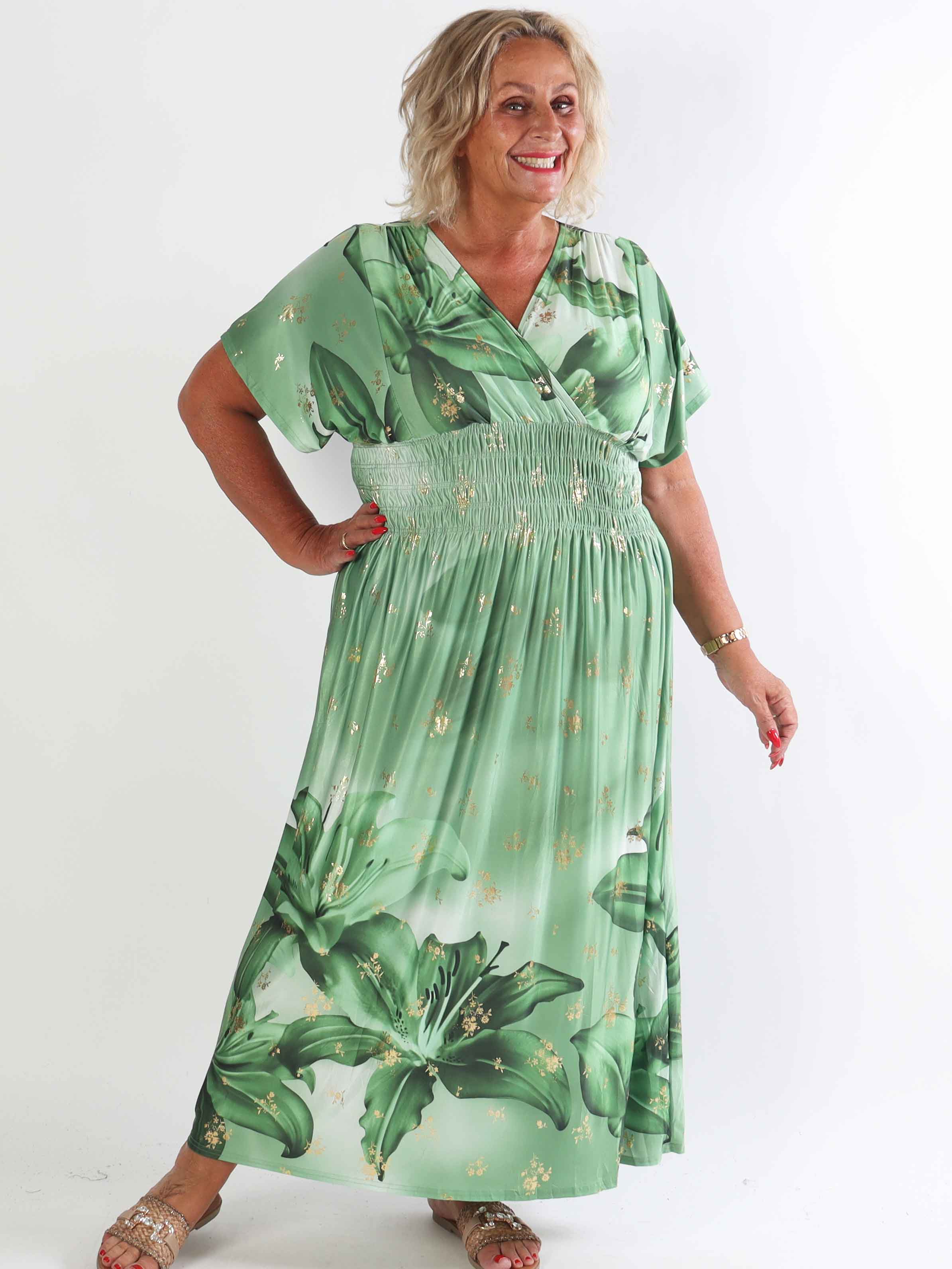 Pams Big Lily - Elastisk plus size kjole med store liljer og guld detaljer