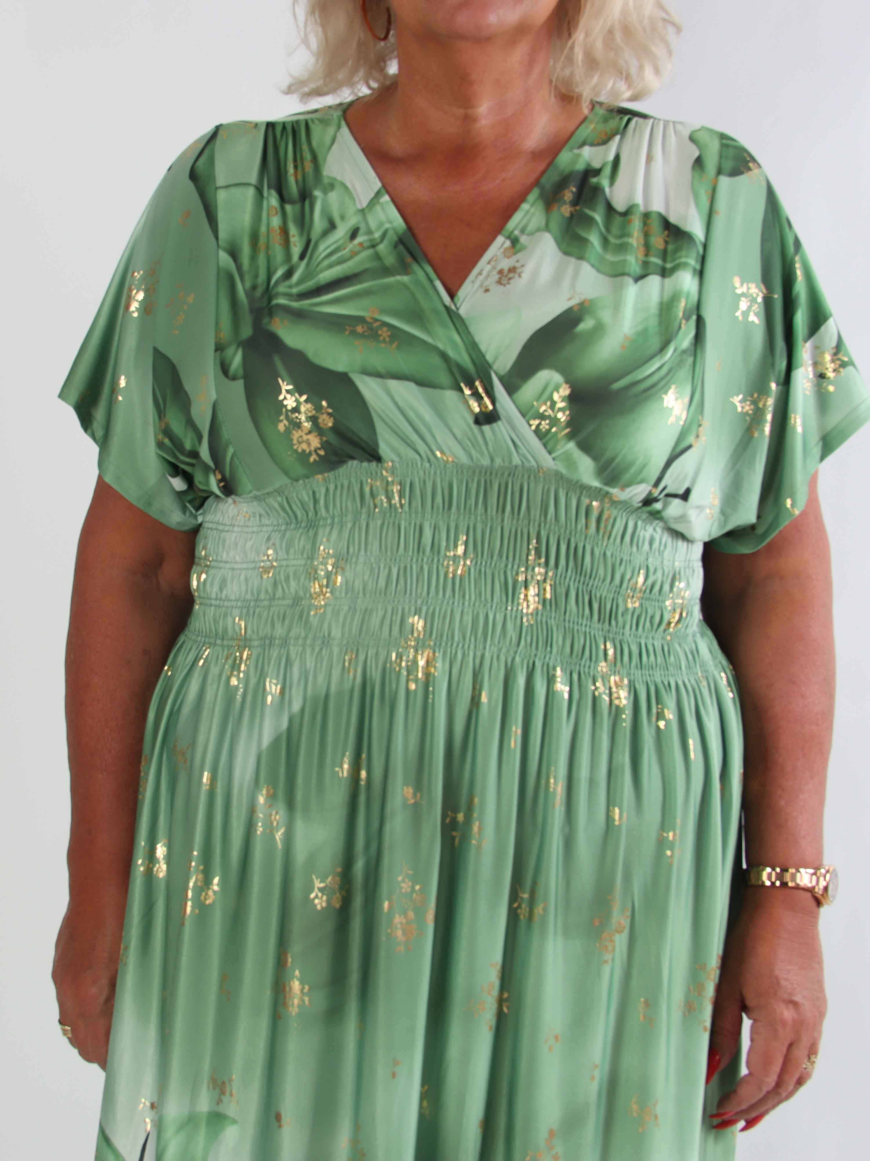 Pams Big Lily - Elastisk plus size kjole med store liljer og guld detaljer