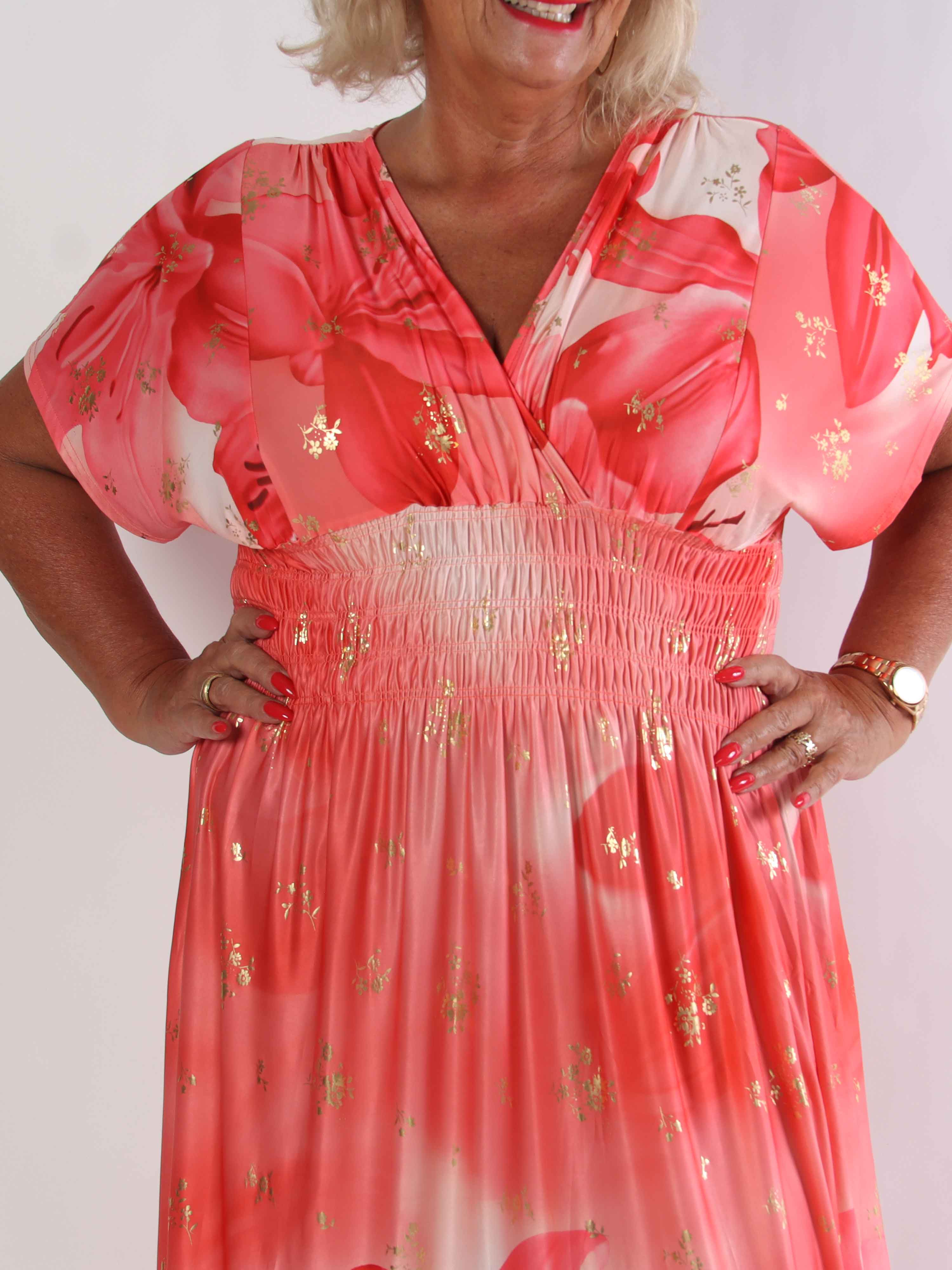 Pams Big Lily - Elastisk plus size kjole med store liljer og guld detaljer