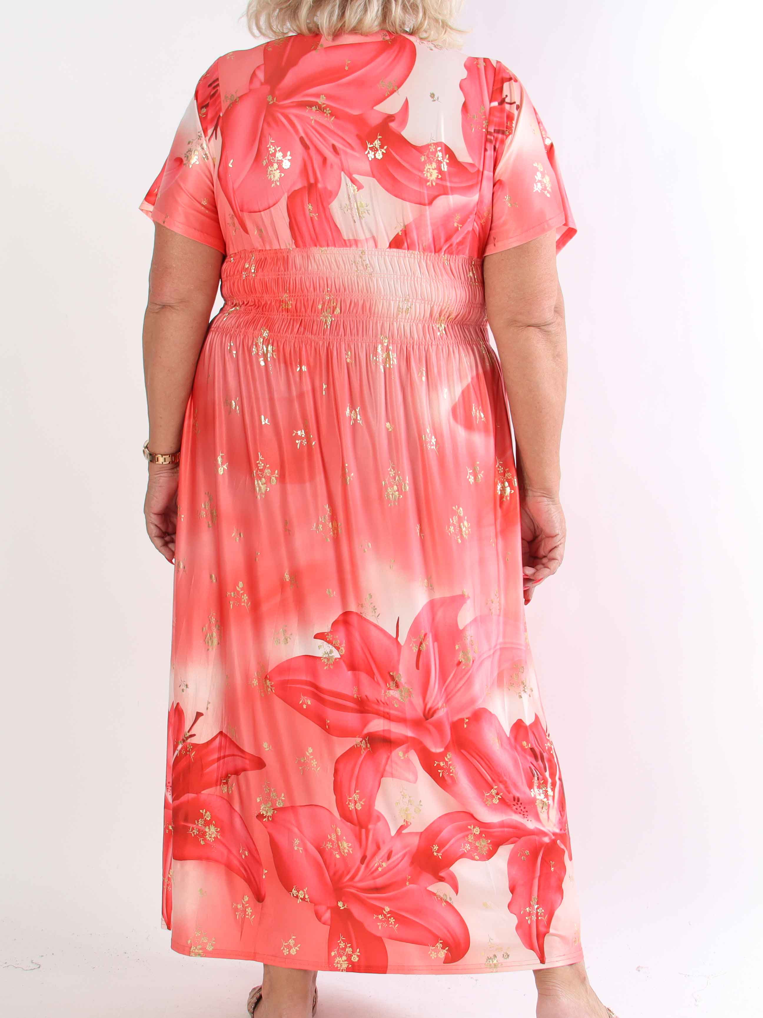 Pams Big Lily - Elastisk plus size kjole med store liljer og guld detaljer