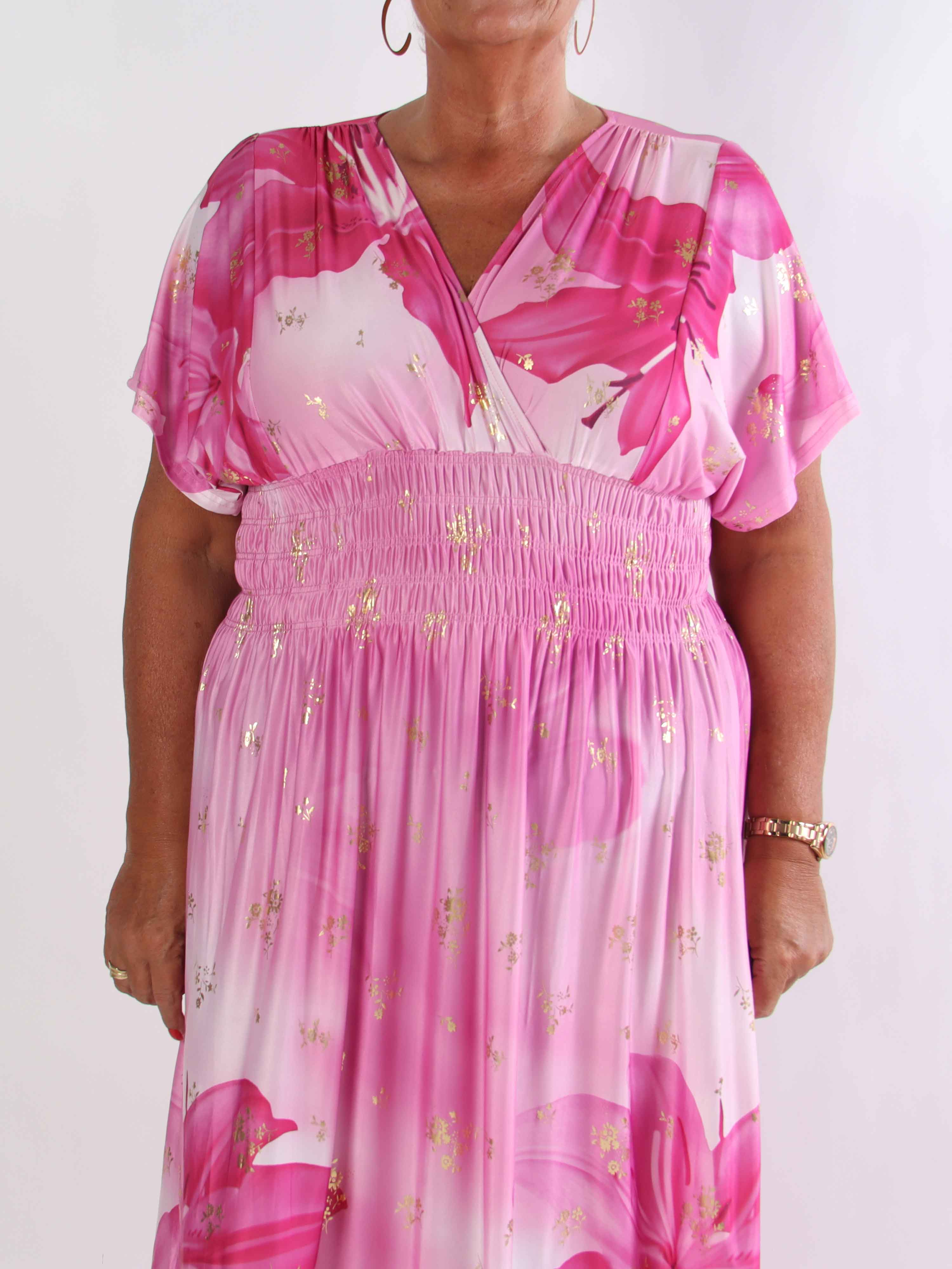 Pams Big Lily - Elastisk plus size kjole med store liljer og guld detaljer