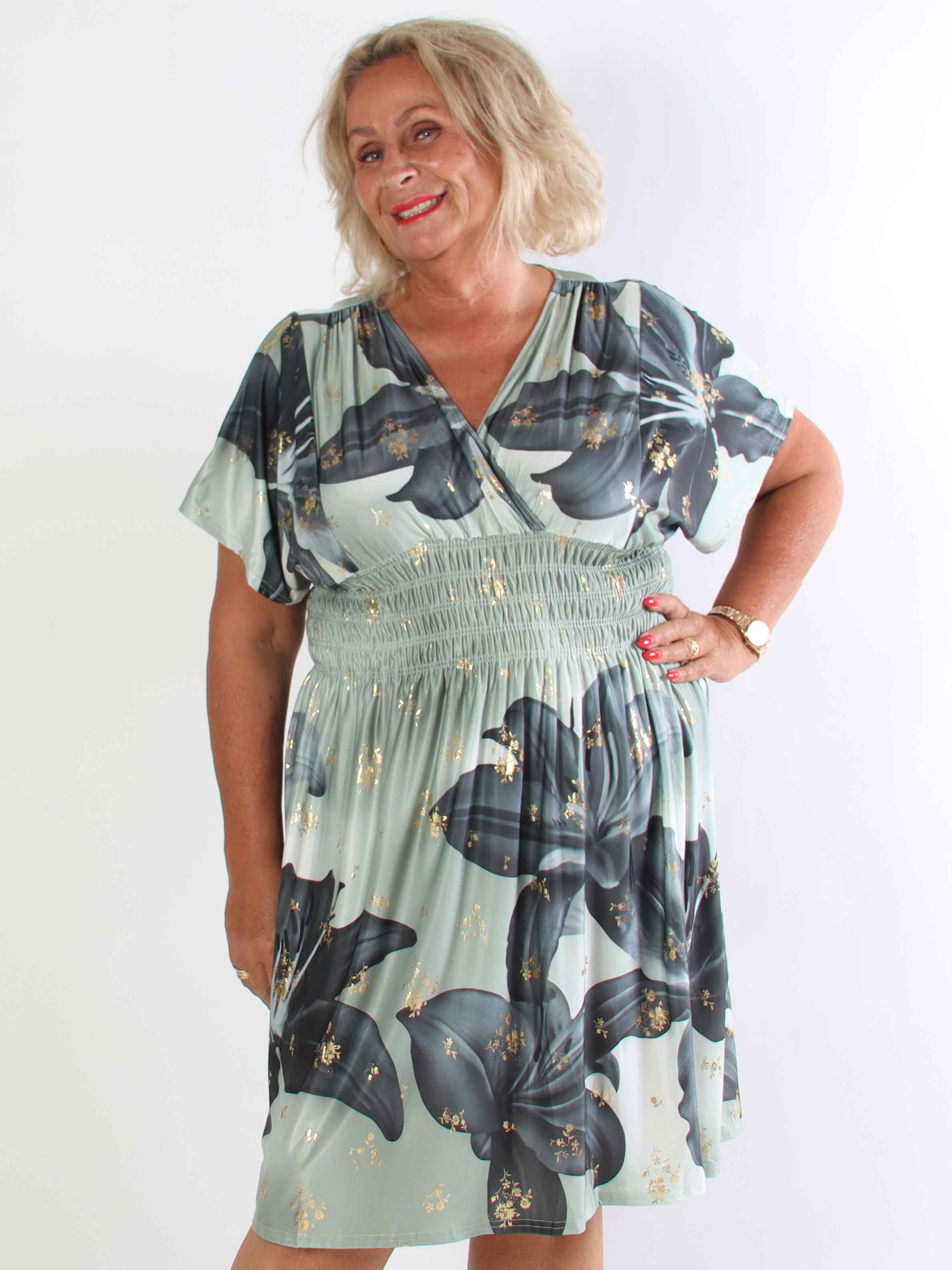 Pams Big Lily Short - Kort plus size kjole med store liljer og guld detaljer