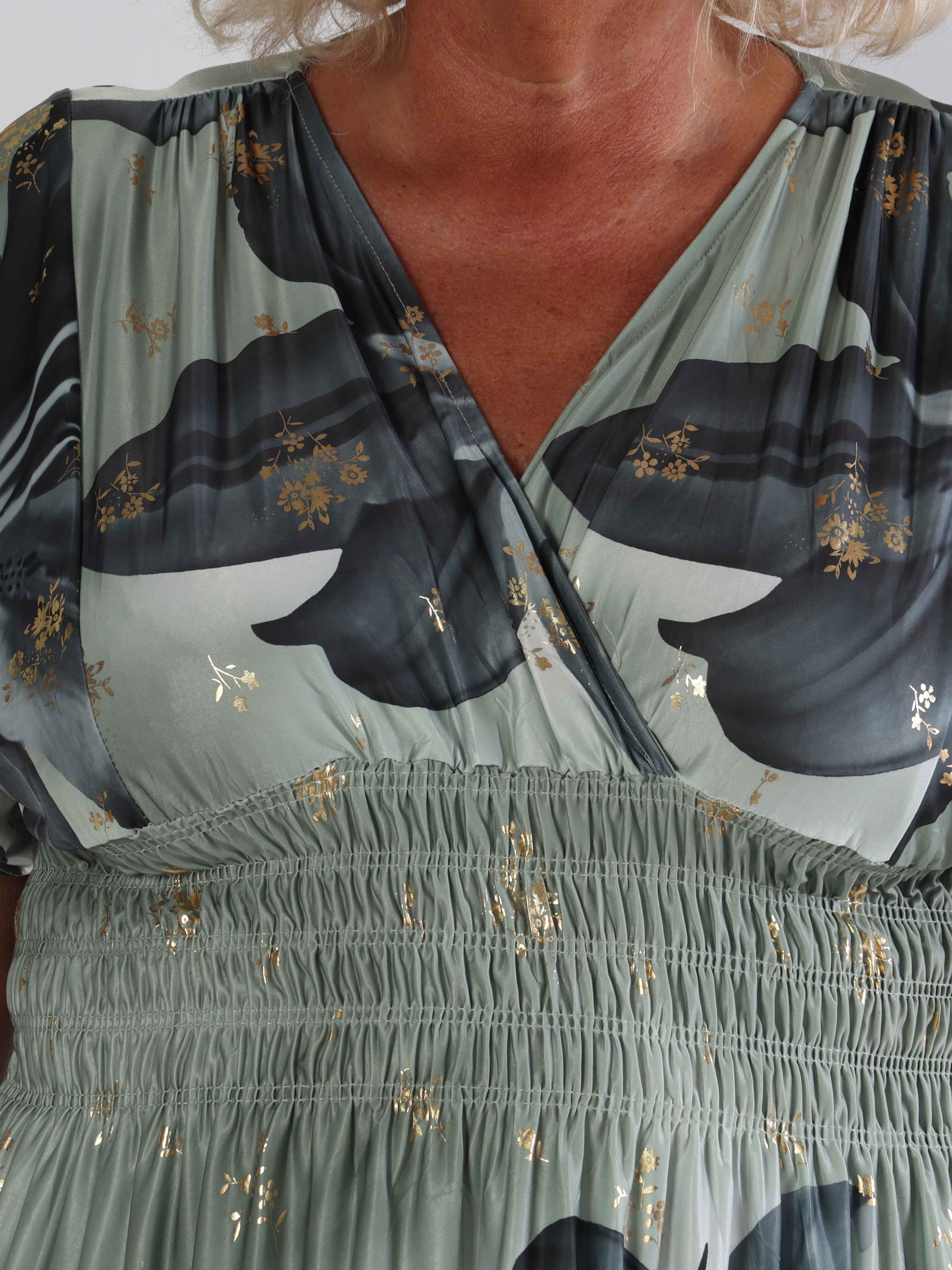 Pams Big Lily Short - Kort plus size kjole med store liljer og guld detaljer