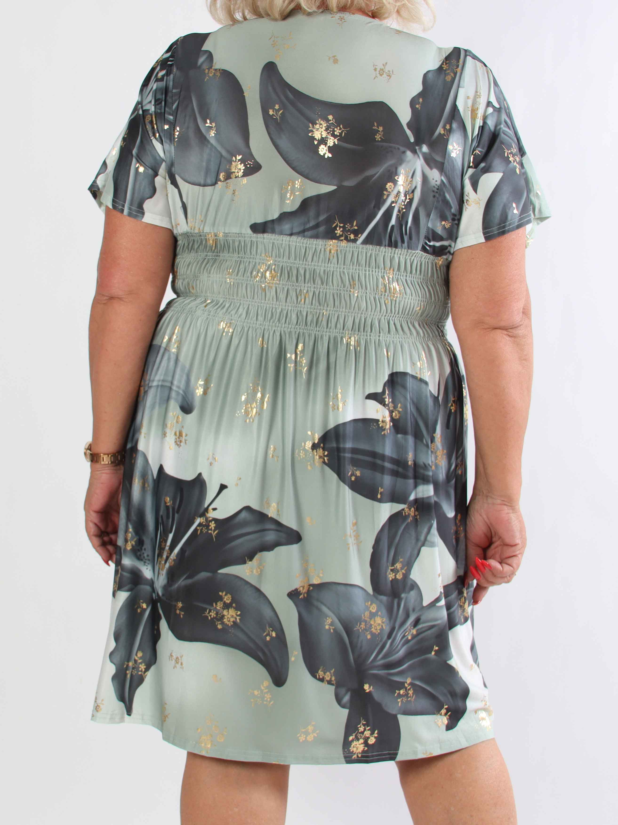 Pams Big Lily Short - Kort plus size kjole med store liljer og guld detaljer