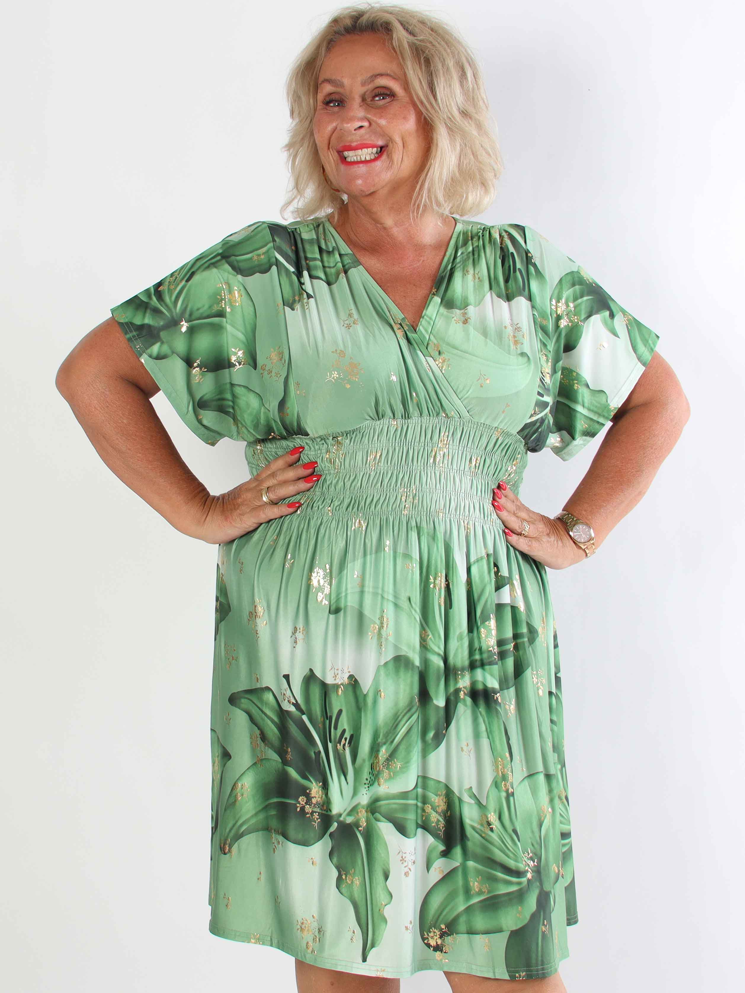 Pams Big Lily Short - Kort plus size kjole med store liljer og guld detaljer