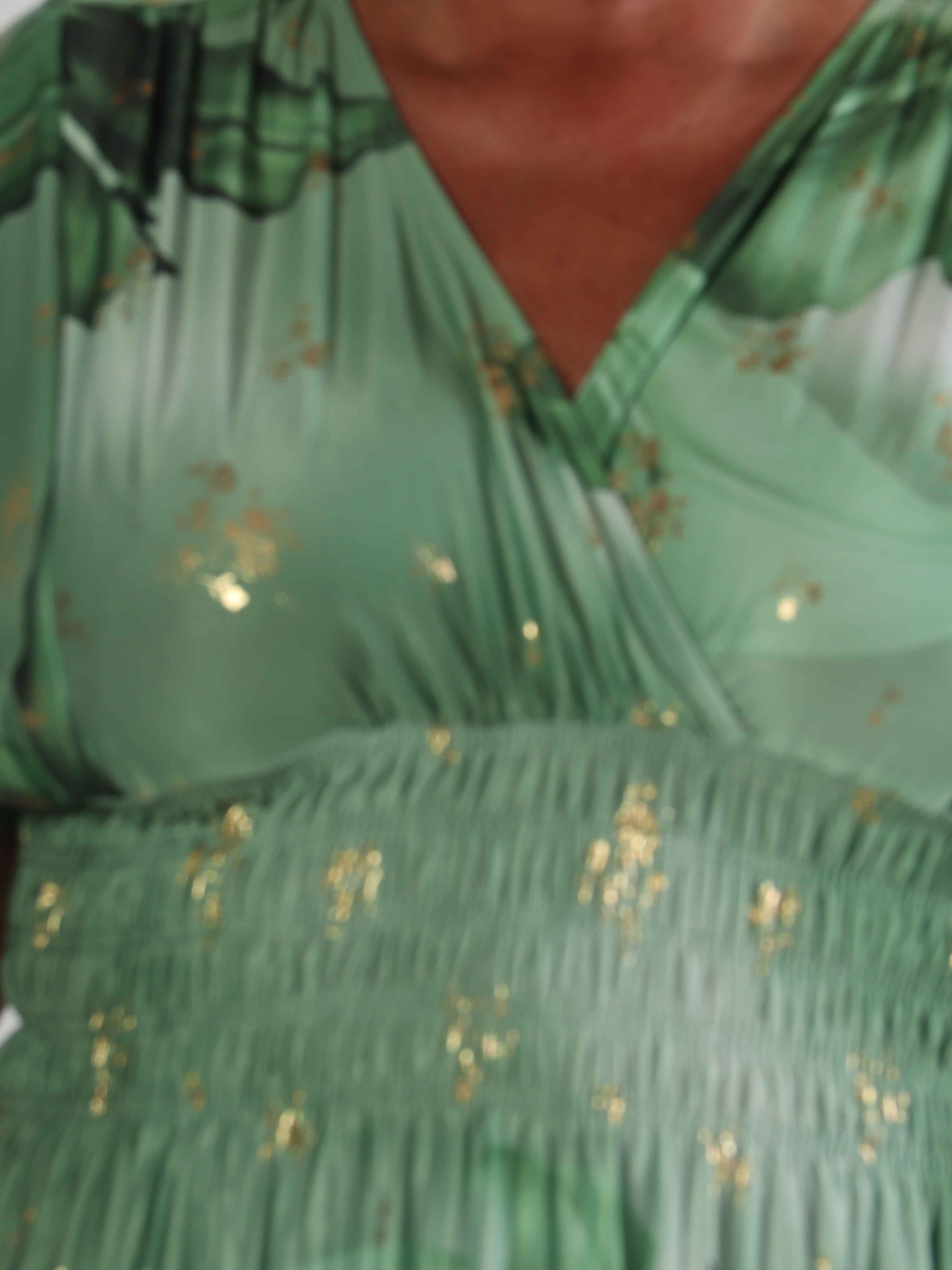 Pams Big Lily Short - Kort plus size kjole med store liljer og guld detaljer