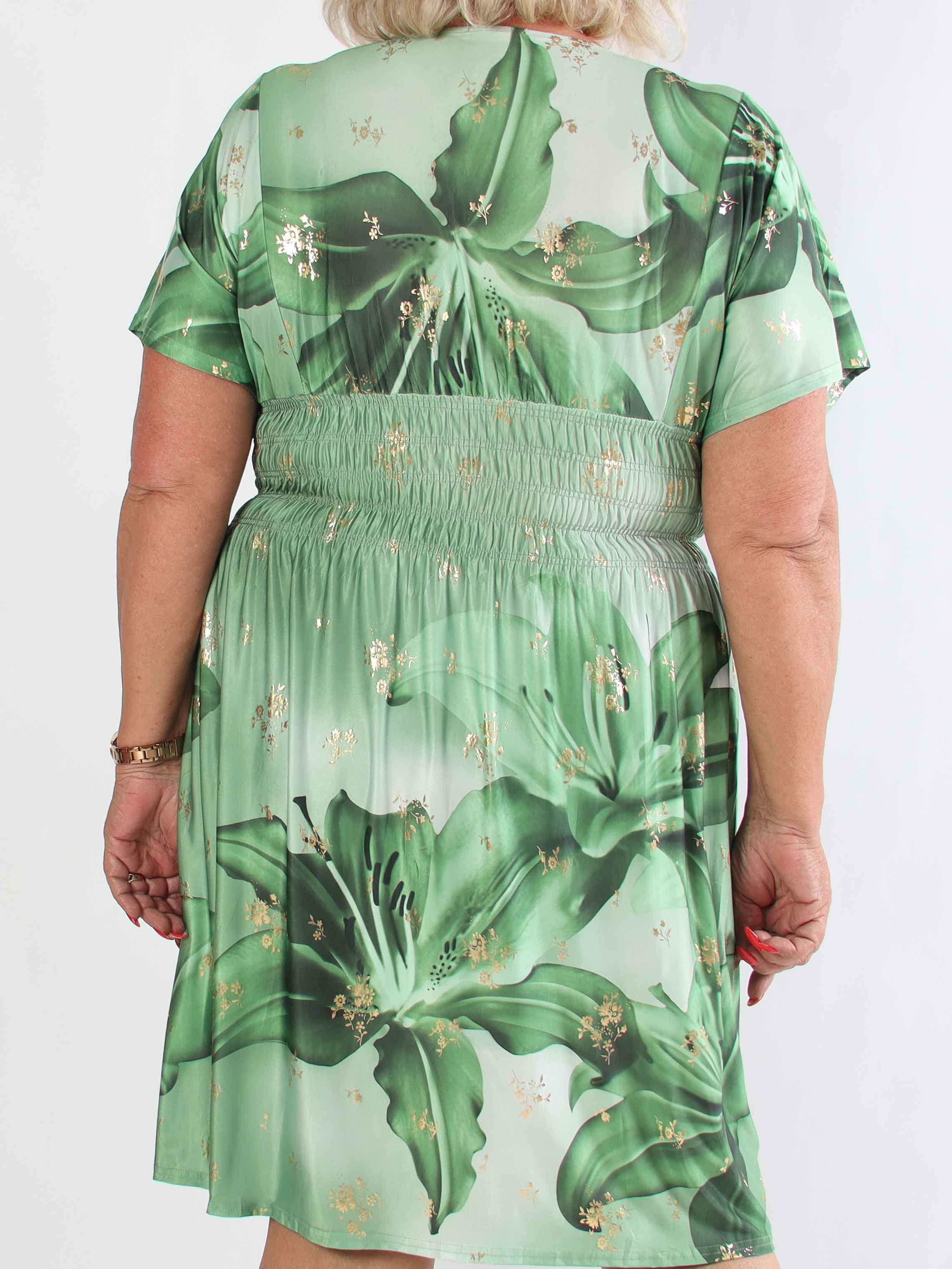Pams Big Lily Short - Kort plus size kjole med store liljer og guld detaljer