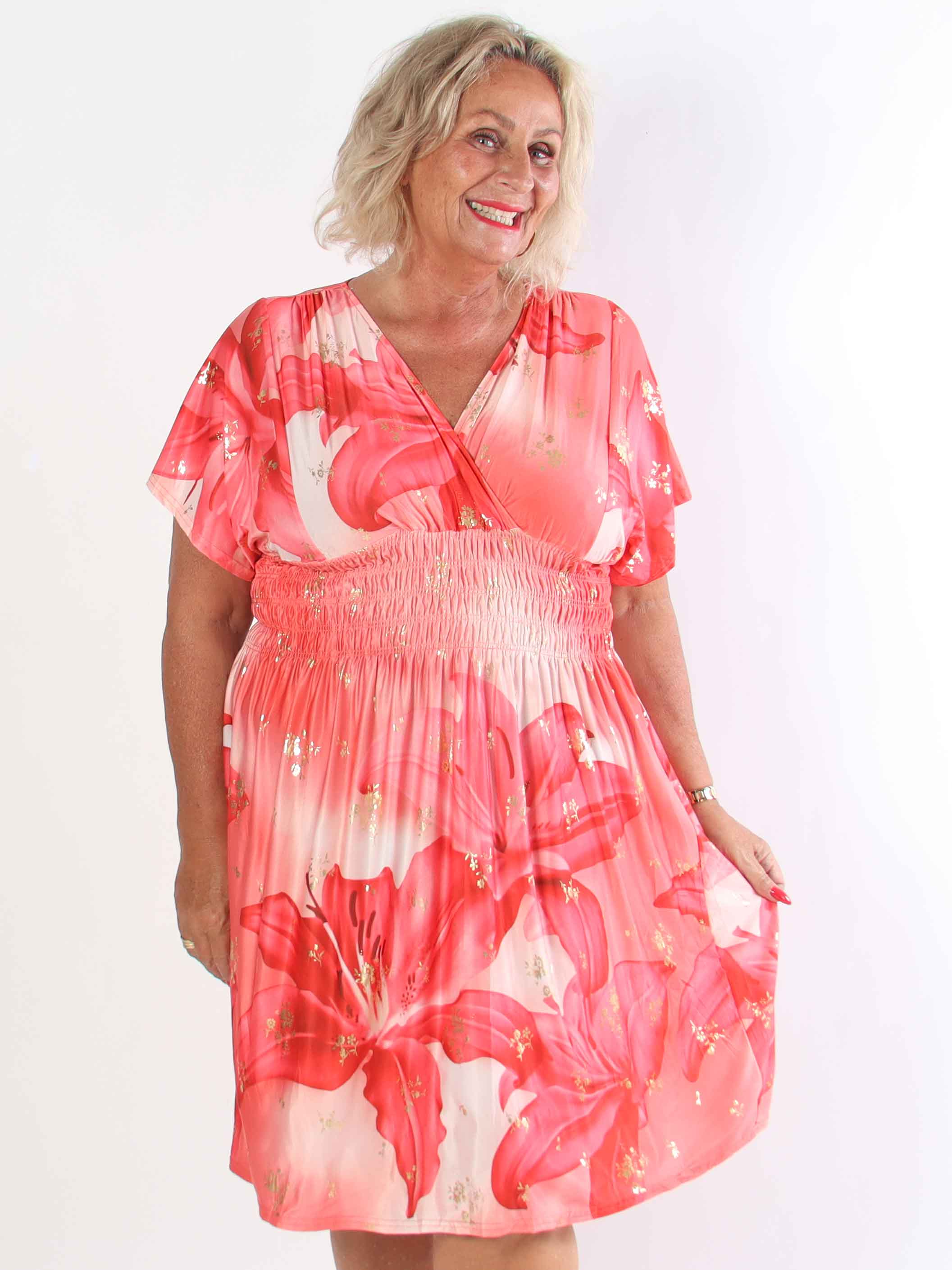 Pams Big Lily Short - Kort plus size kjole med store liljer og guld detaljer