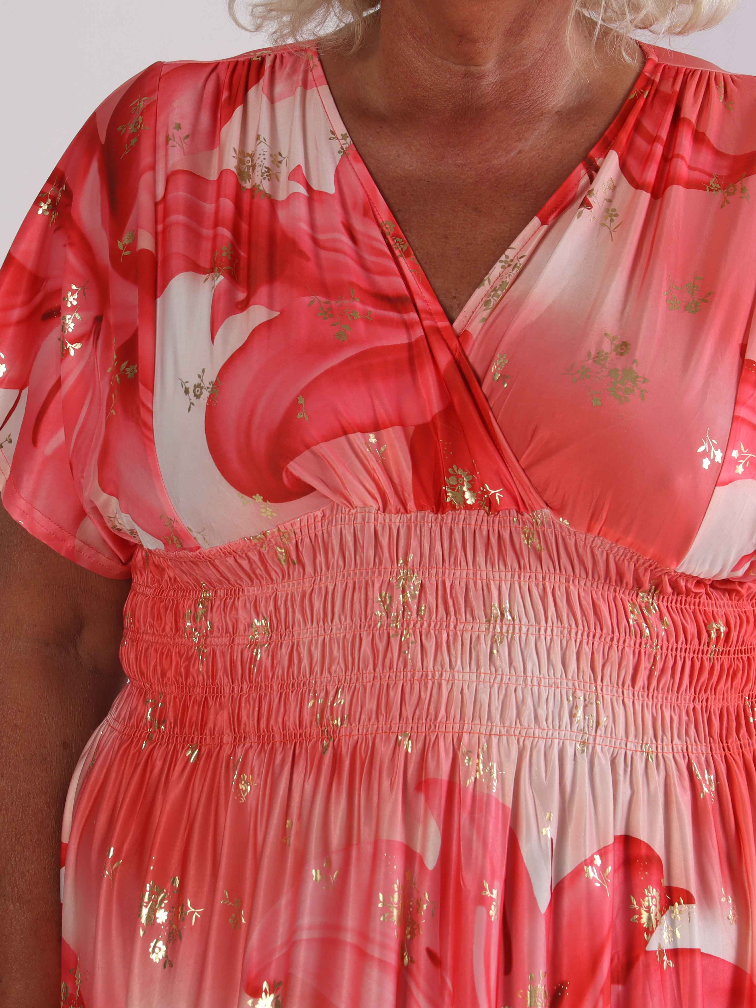 Pams Big Lily Short - Kort plus size kjole med store liljer og guld detaljer