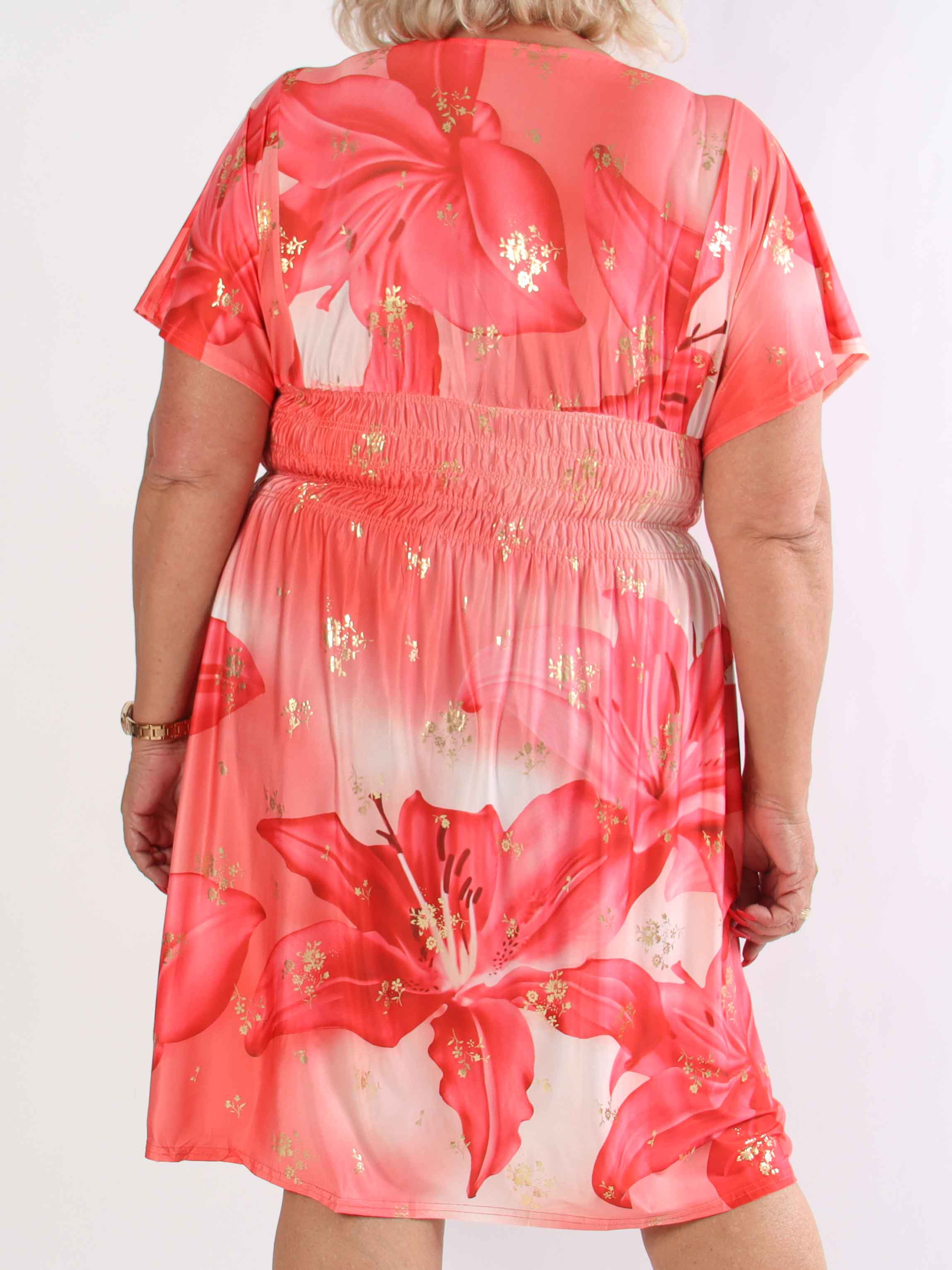 Pams Big Lily Short - Kort plus size kjole med store liljer og guld detaljer