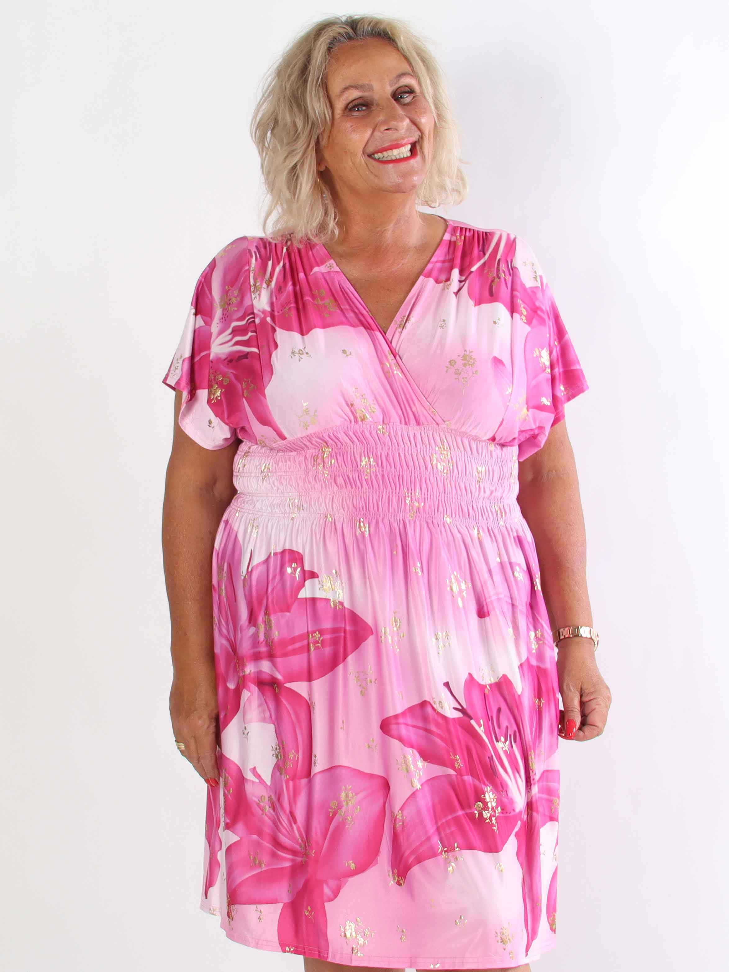 Pams Big Lily Short - Kort plus size kjole med store liljer og guld detaljer