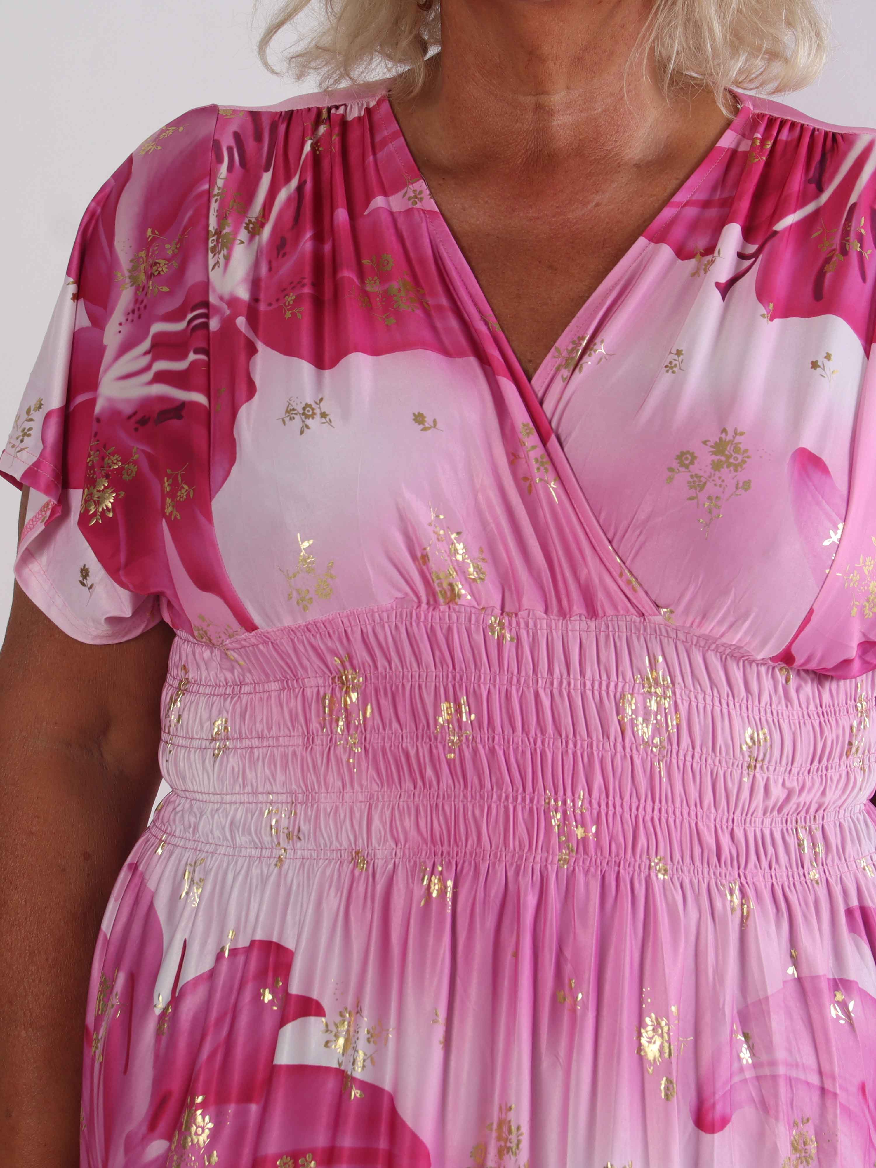 Pams Big Lily Short - Kort plus size kjole med store liljer og guld detaljer