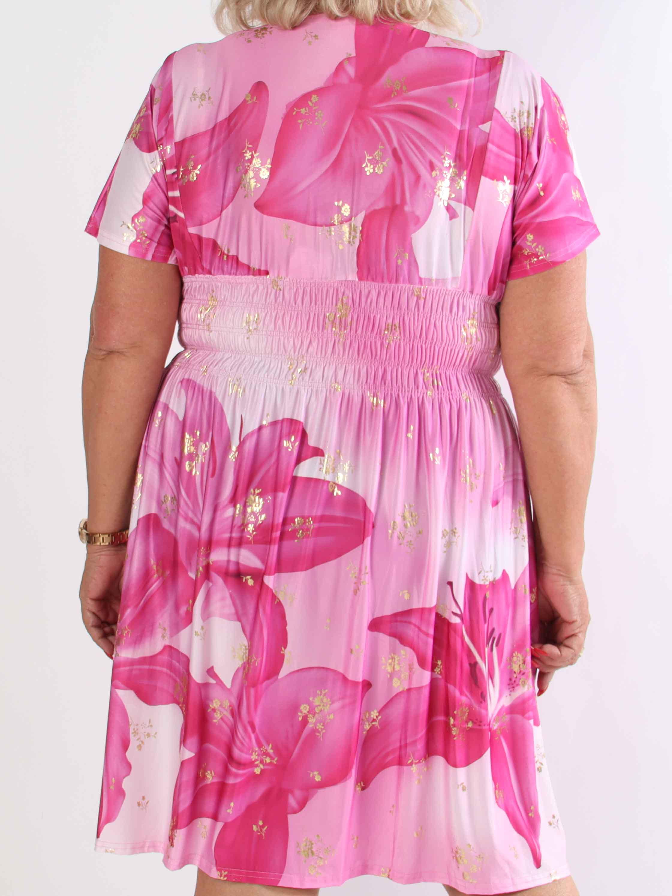 Pams Big Lily Short - Kort plus size kjole med store liljer og guld detaljer