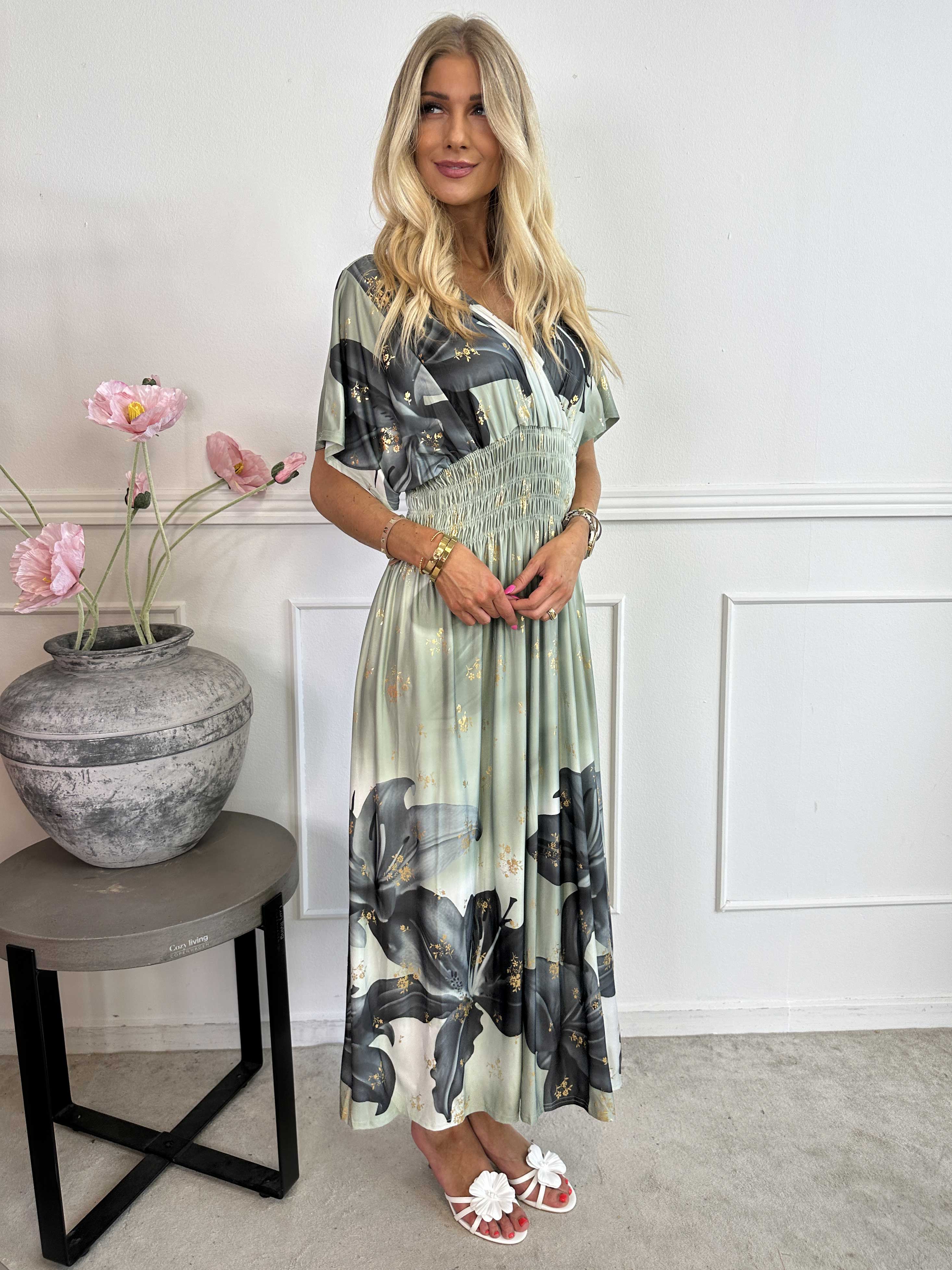 Pams Big Lily - Elastisk kjole med store liljer og guld detaljer