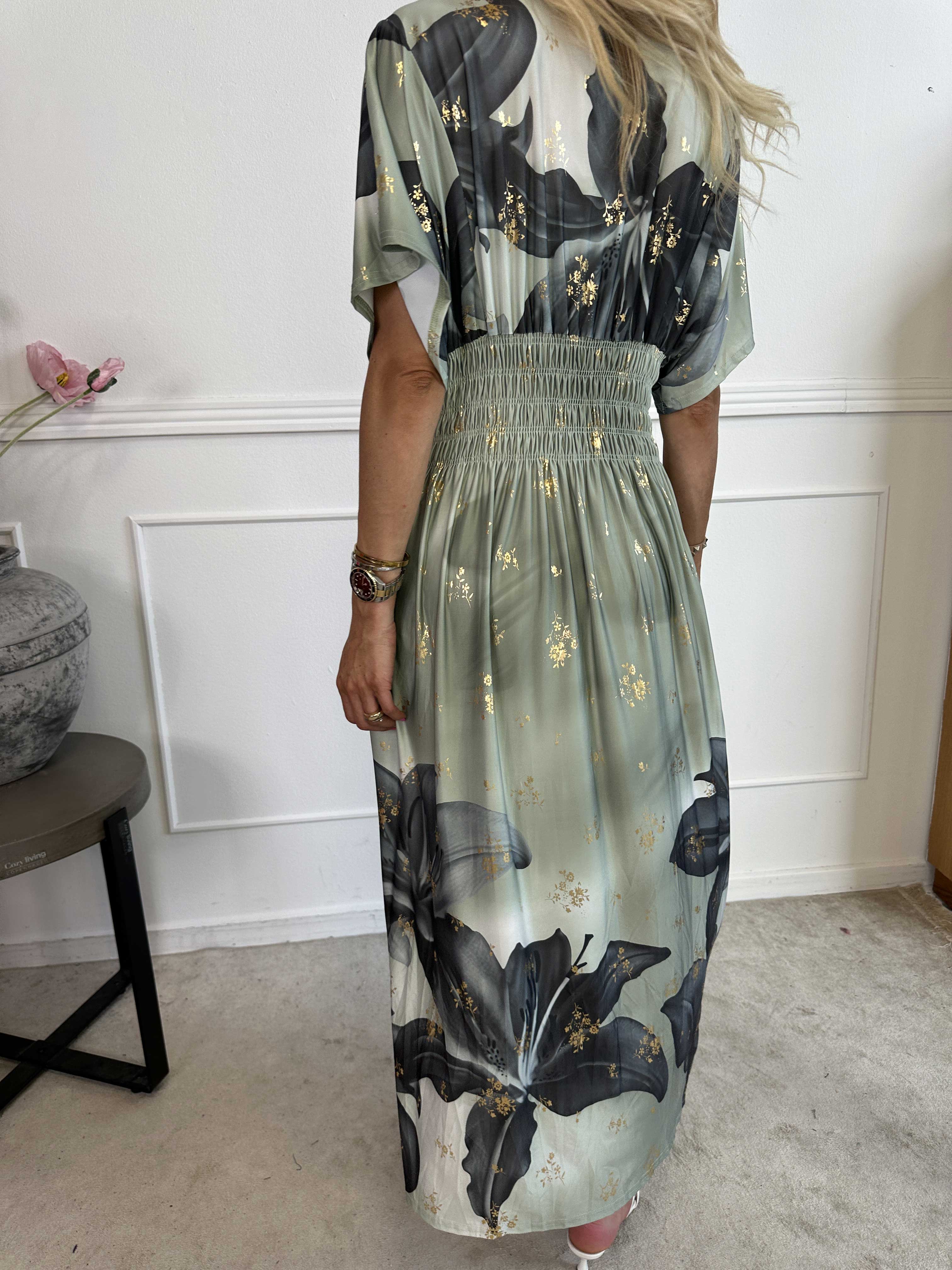 Pams Big Lily - Elastisk kjole med store liljer og guld detaljer