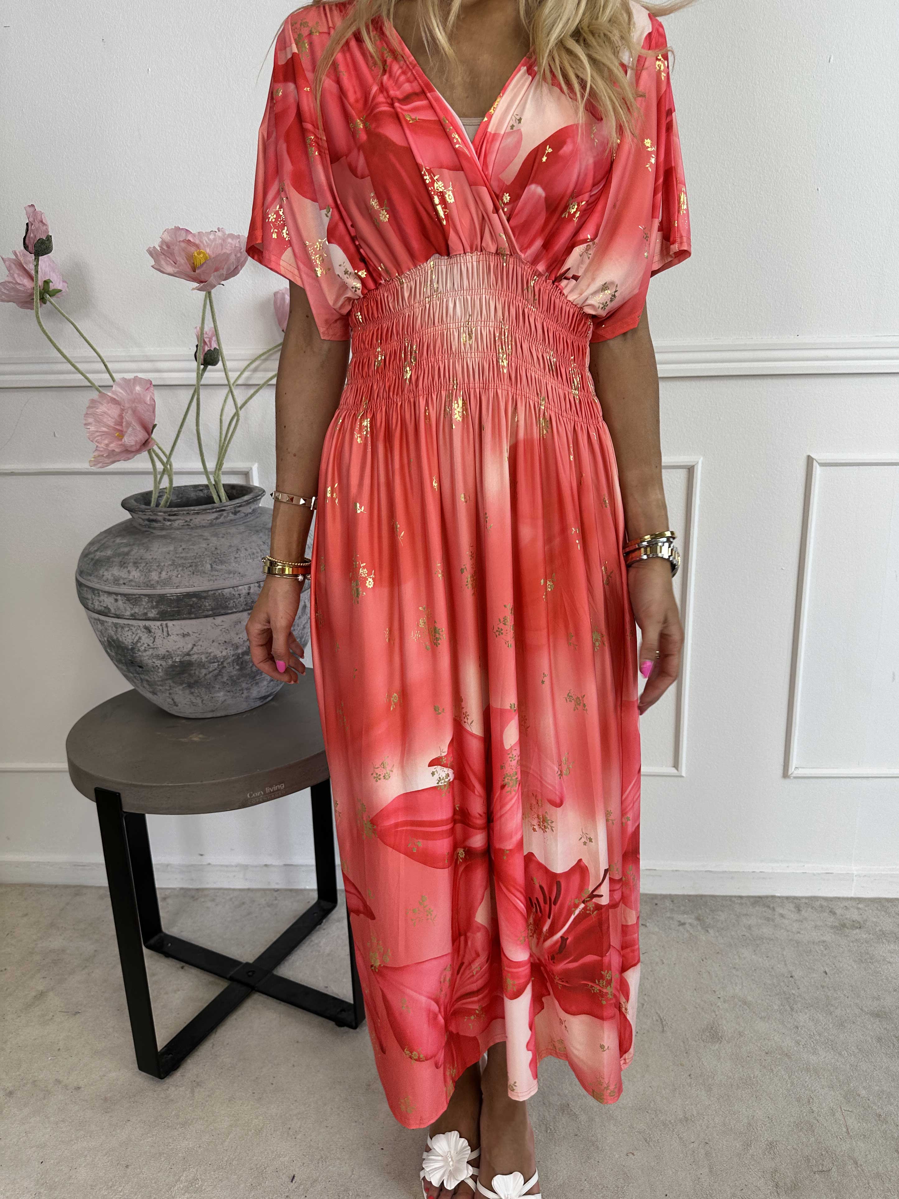 Pams Big Lily - Elastisk kjole med store liljer og guld detaljer