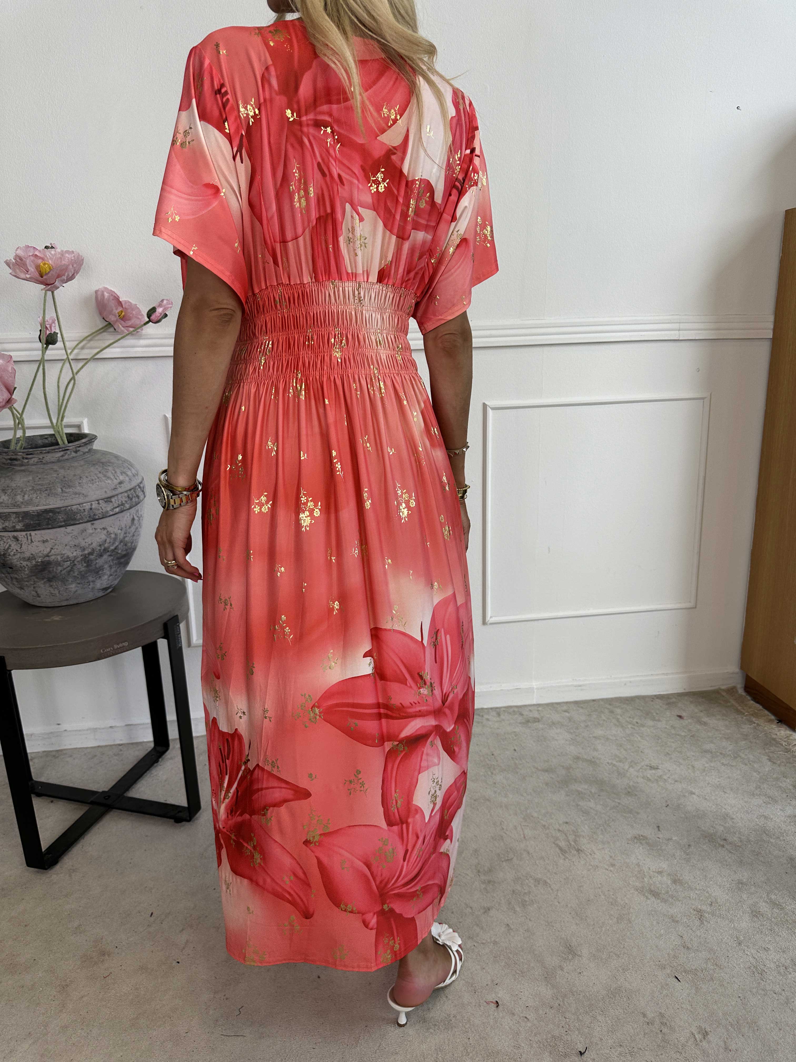 Pams Big Lily - Elastisk kjole med store liljer og guld detaljer