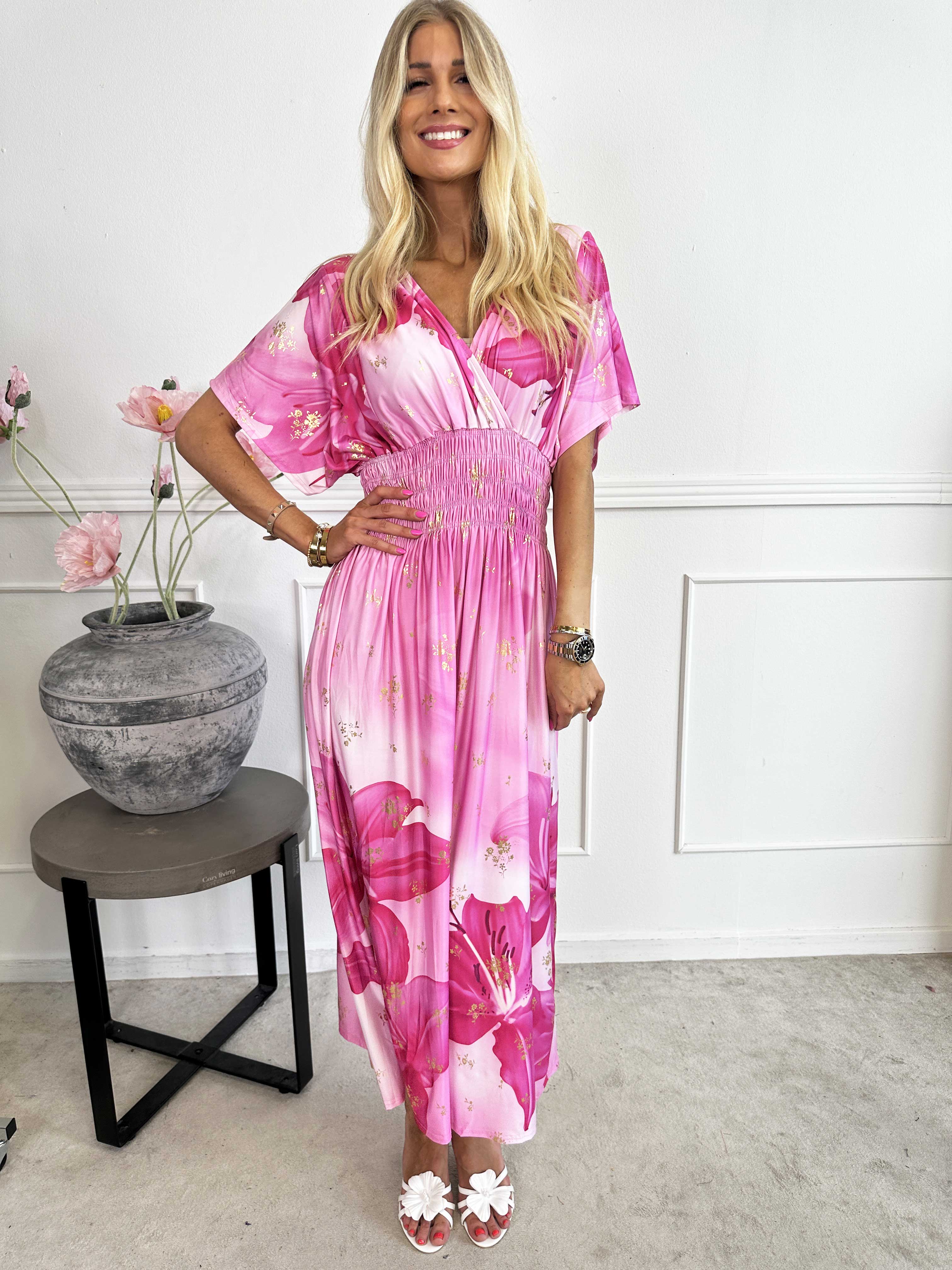 Pams Big Lily - Elastisk kjole med store liljer og guld detaljer