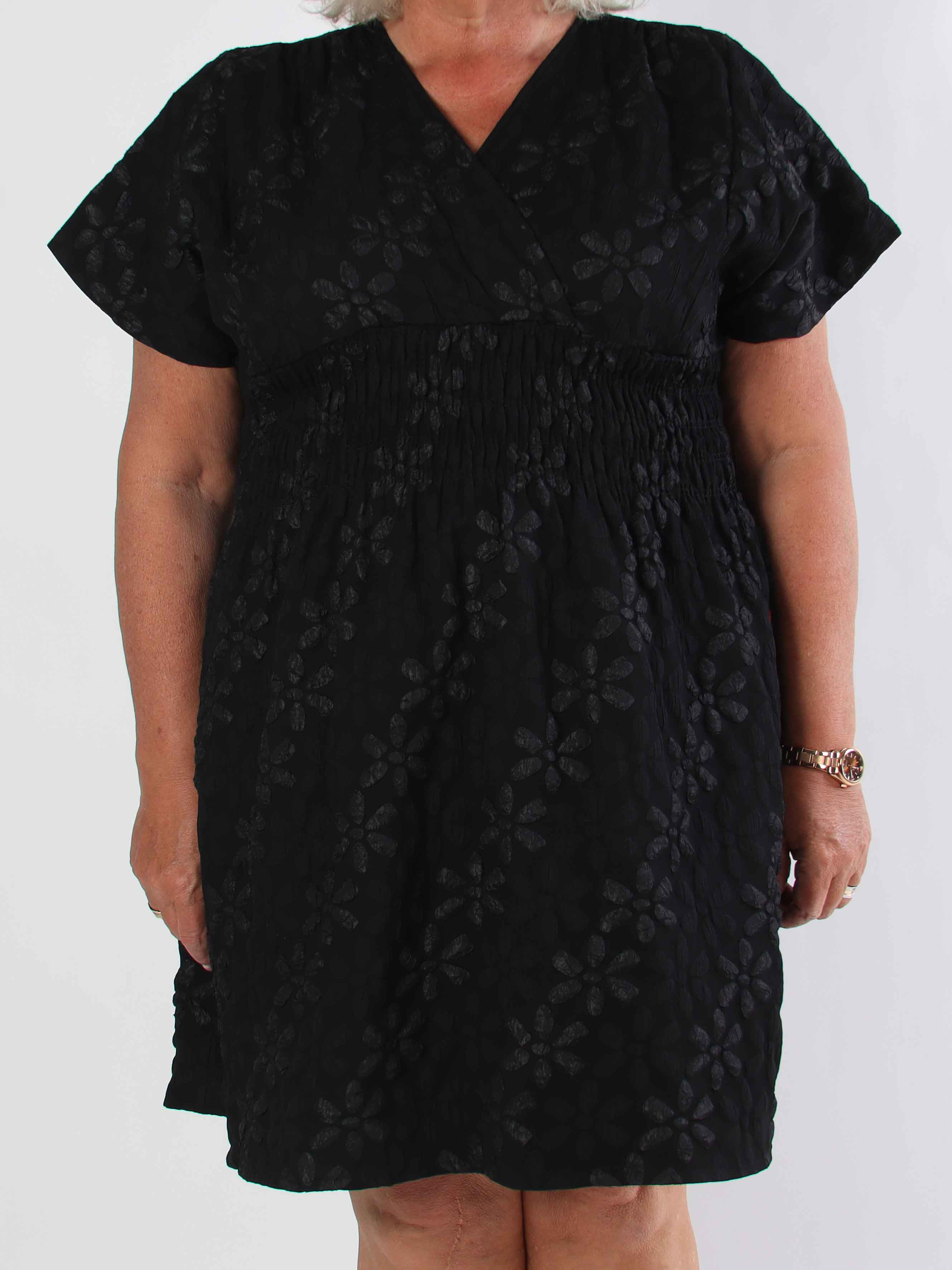 Pams Bloom Short - Feminin plus size kjole med blomstermotiver